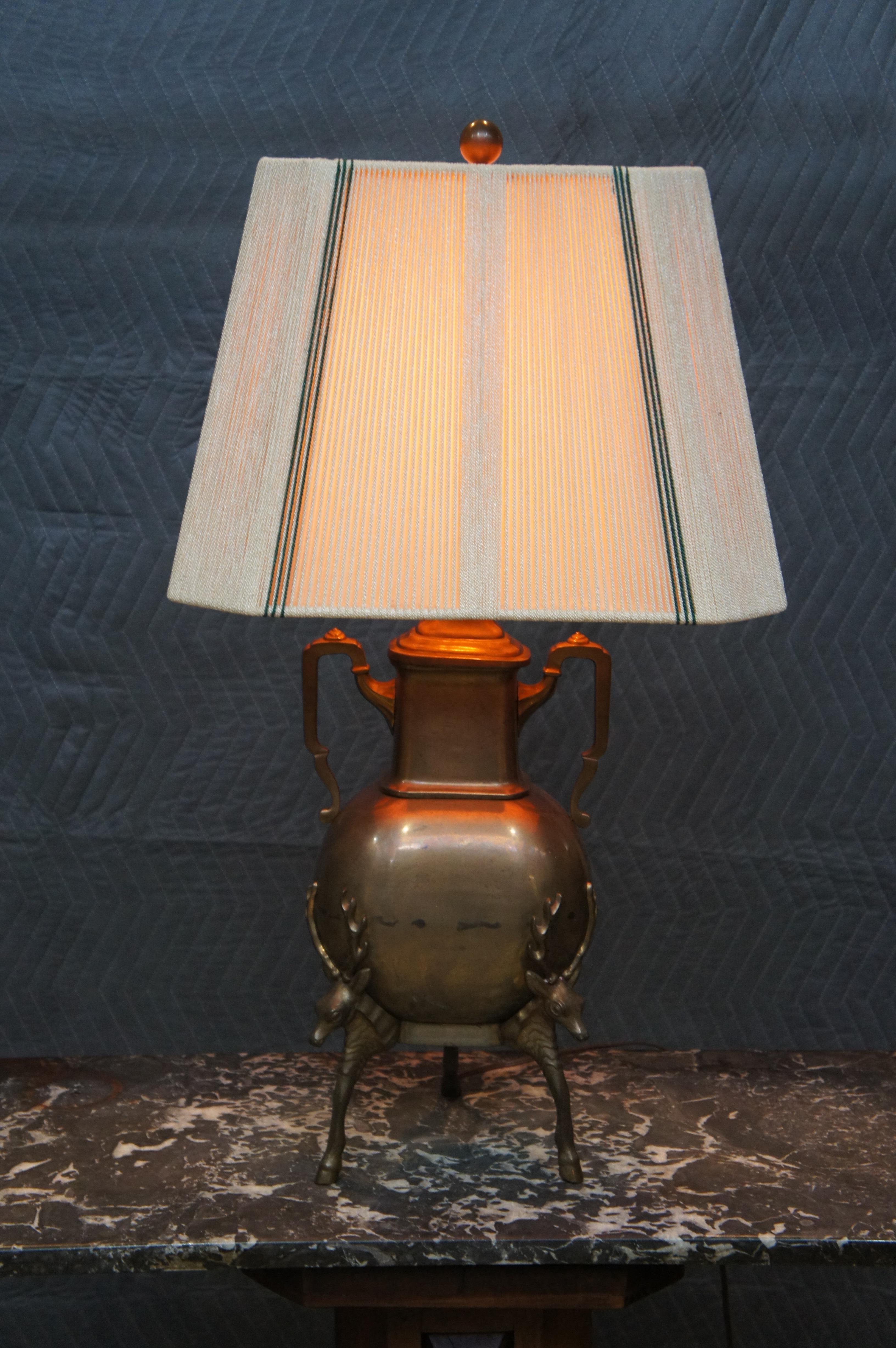 Chapman lampe de bureau vintage figurative en laiton avec pieds en forme de cerf-volant et pieds en forme de sabot en vente 3
