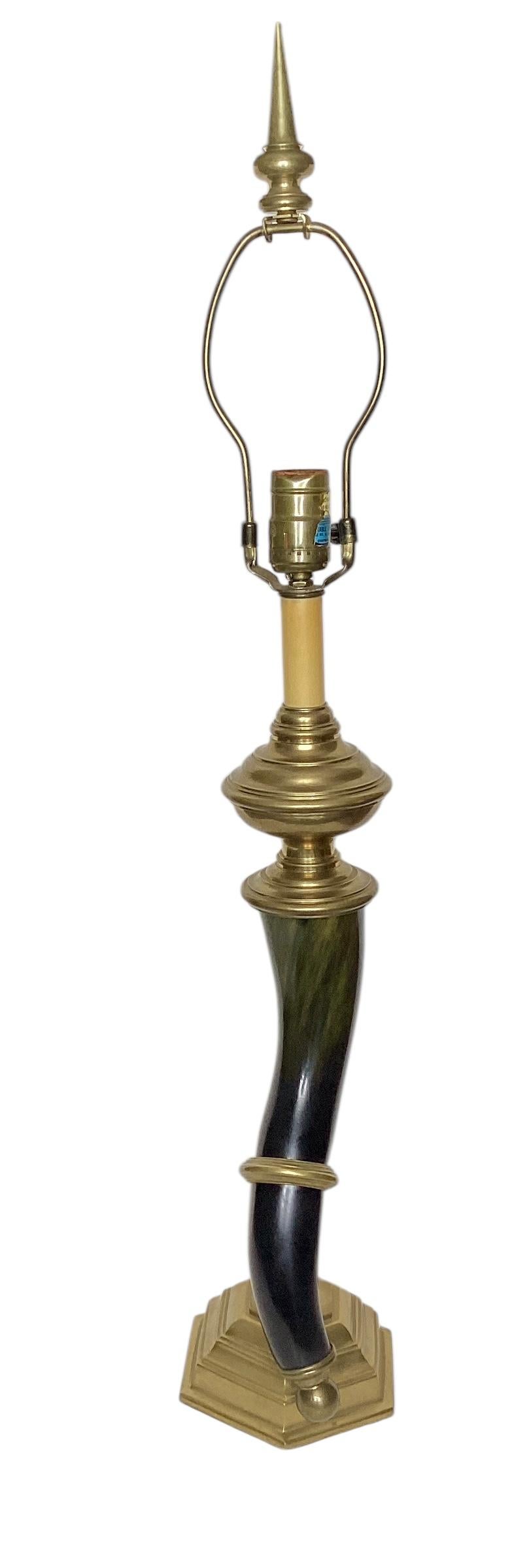 Lámpara vintage Chapman de cuerno de imitación y latón. La bocina está montada sobre un hexágono escalonado. Con cable y en buen estado de funcionamiento. La lámpara mide 30