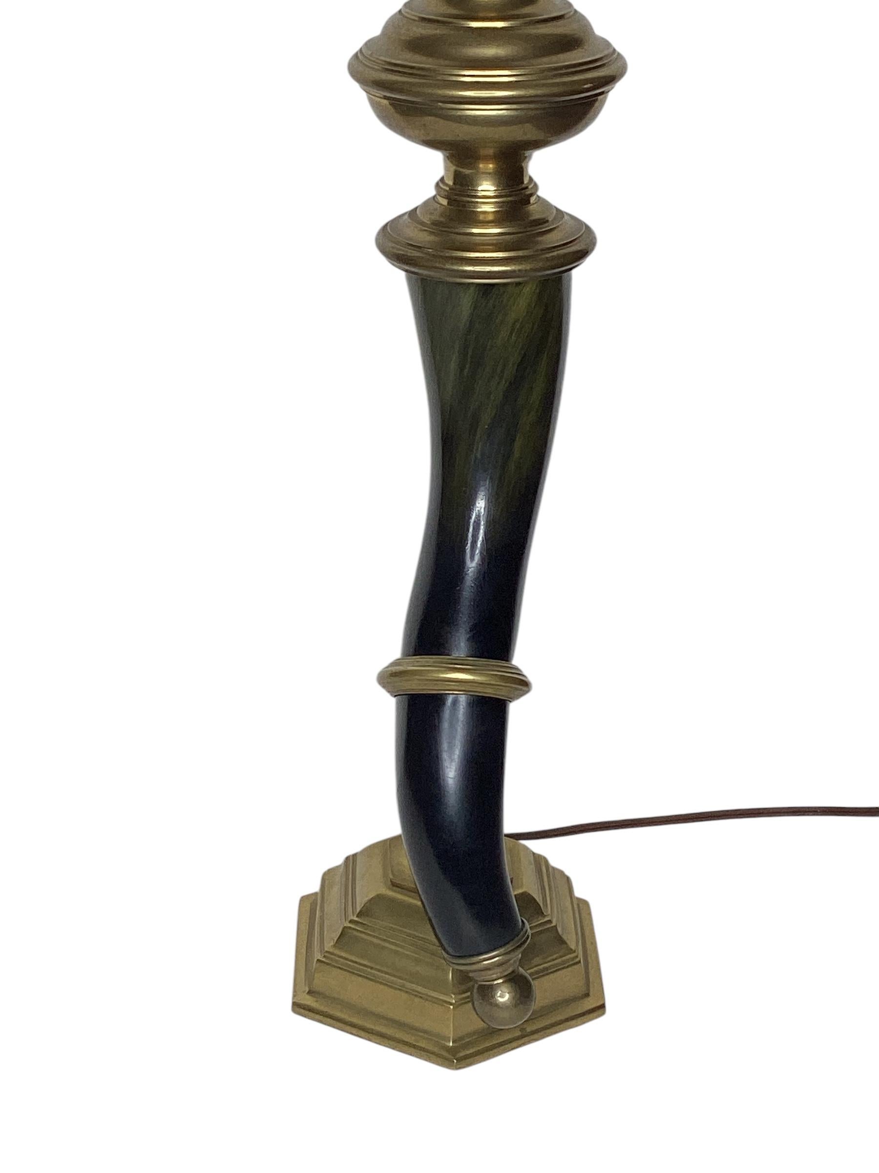 Lámpara vintage Chapman de cuerno de imitación y latón Latón en venta