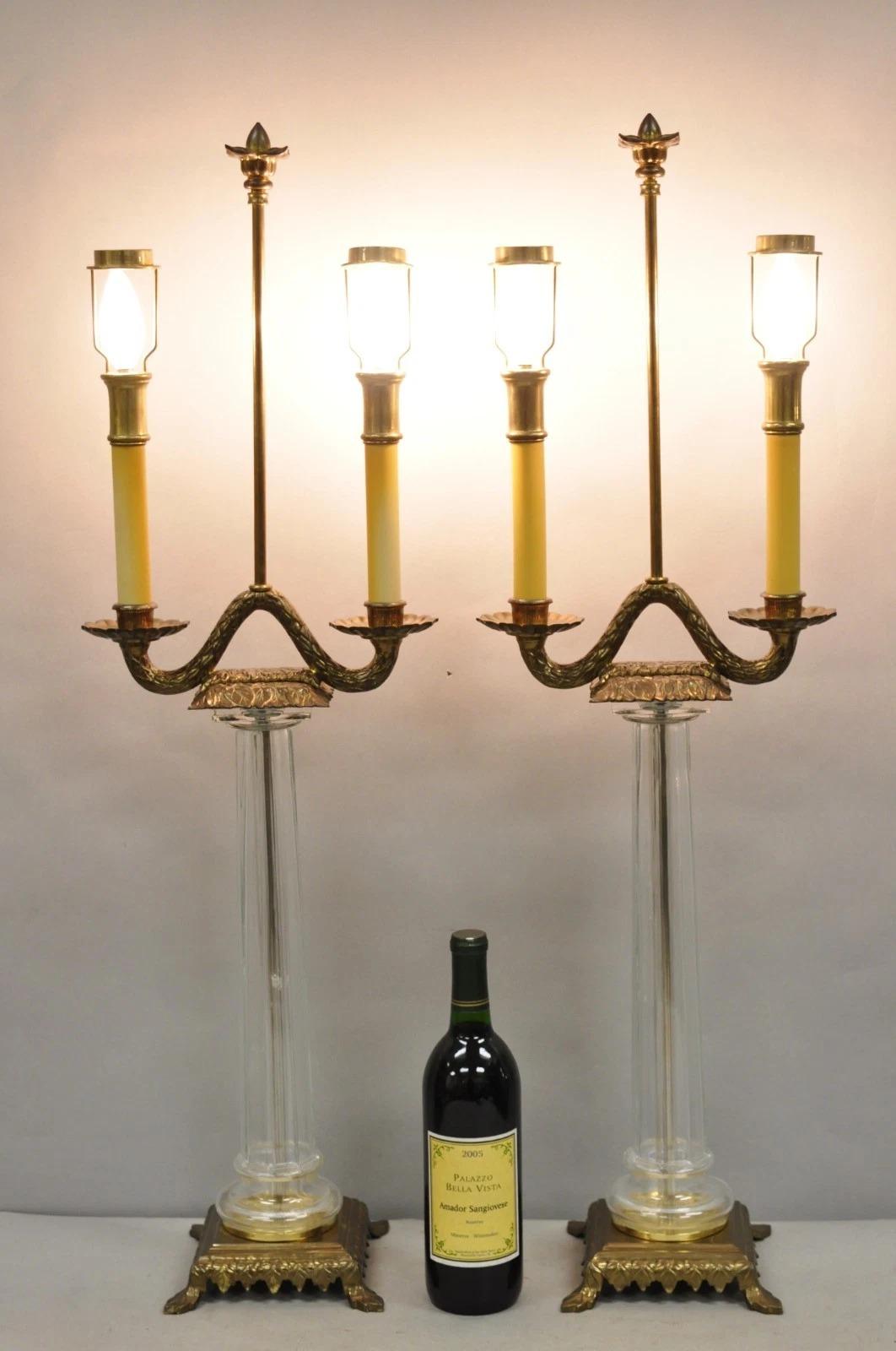 Vintage Chapman Französisch Empire-Stil Glas-Säule Messing Double Candelabra Kerzenhalter Tischlampen - ein Paar. CIRCA Spätes 20. Jahrhundert. Abmessungen: 35,5