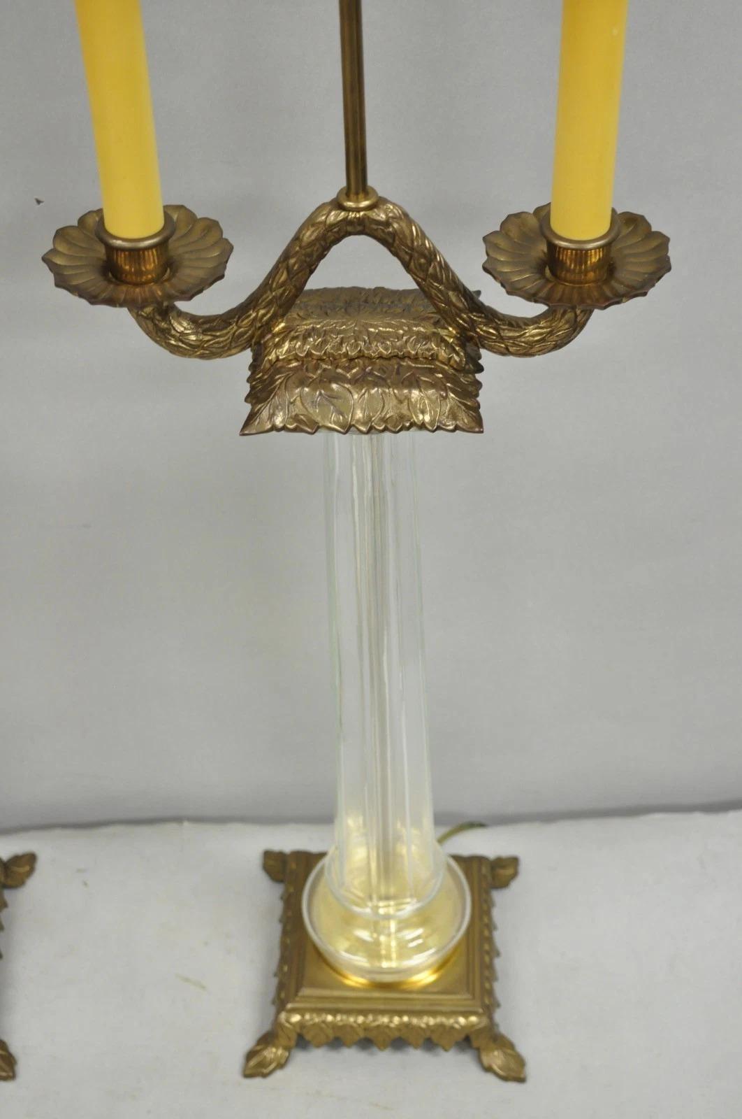 Vintage Chapman Französisch Empire Glas Säule Messing Kandelaber Tischlampen - ein Paar im Zustand „Gut“ im Angebot in Philadelphia, PA