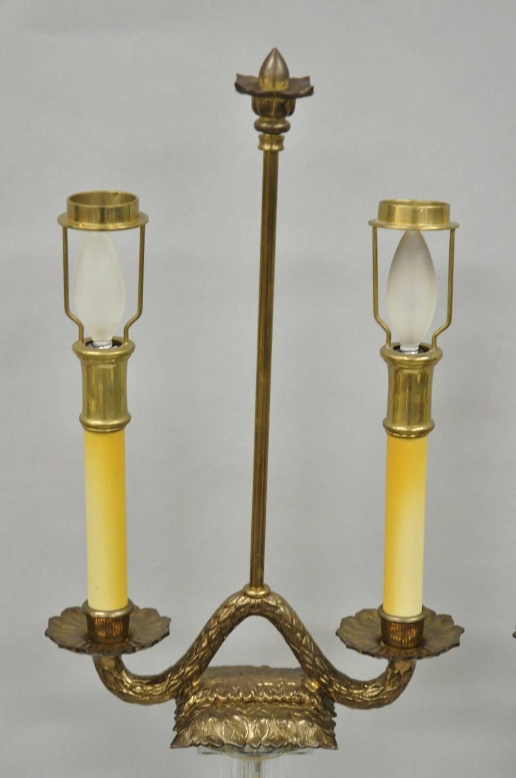 Vintage Chapman Französisch Empire Glas Säule Messing Kandelaber Tischlampen - ein Paar (20. Jahrhundert) im Angebot