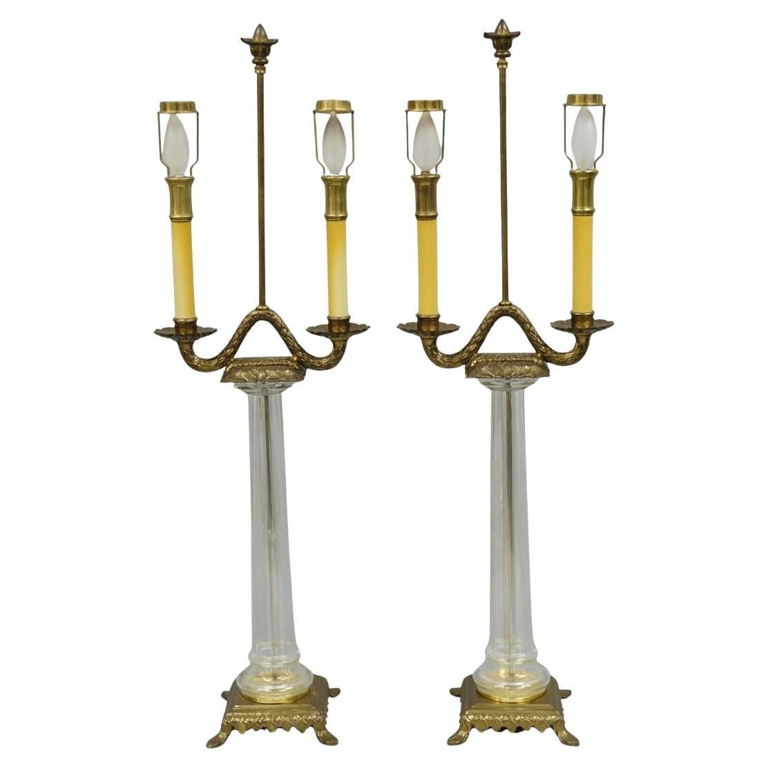 Vintage Chapman Französisch Empire Glas Säule Messing Kandelaber Tischlampen - ein Paar im Angebot