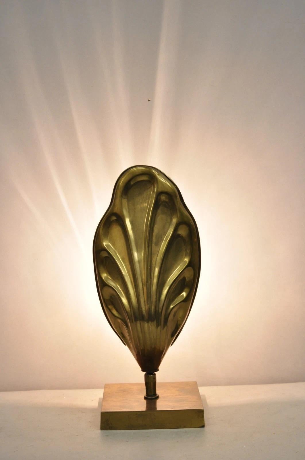 Vintage Chapman Hollywood Regency Burnished Brass Small Leaf Sconce Table Lamp. Circa Late 20th Century. Measurements: 14