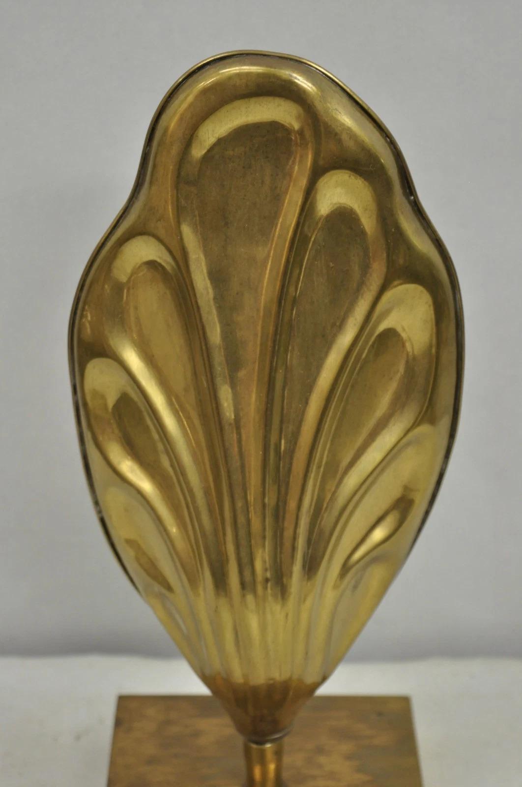 Vintage Chapman Hollywood Regency Burnished Brass Small Leaf Sconce Table Lamp In Good Condition For Sale In Philadelphia, PA