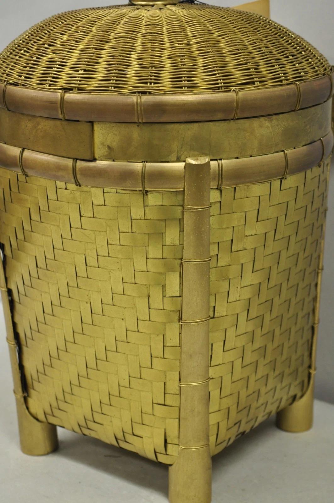 Vintage Chapman Hollywood Regency English Style Brass Woven Basket Table Lamp In Good Condition For Sale In Philadelphia, PA