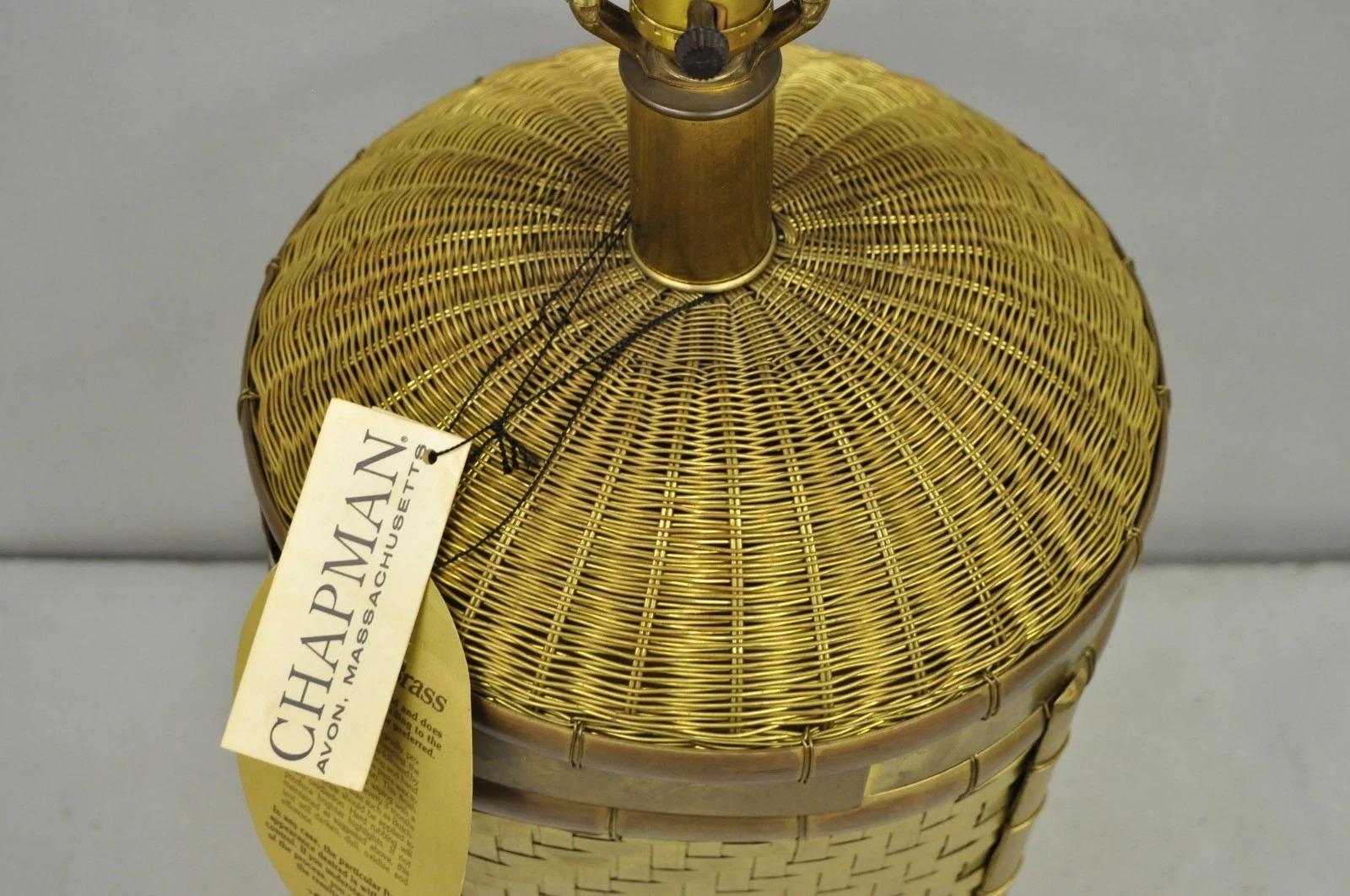 20th Century Vintage Chapman Hollywood Regency English Style Brass Woven Basket Table Lamp For Sale