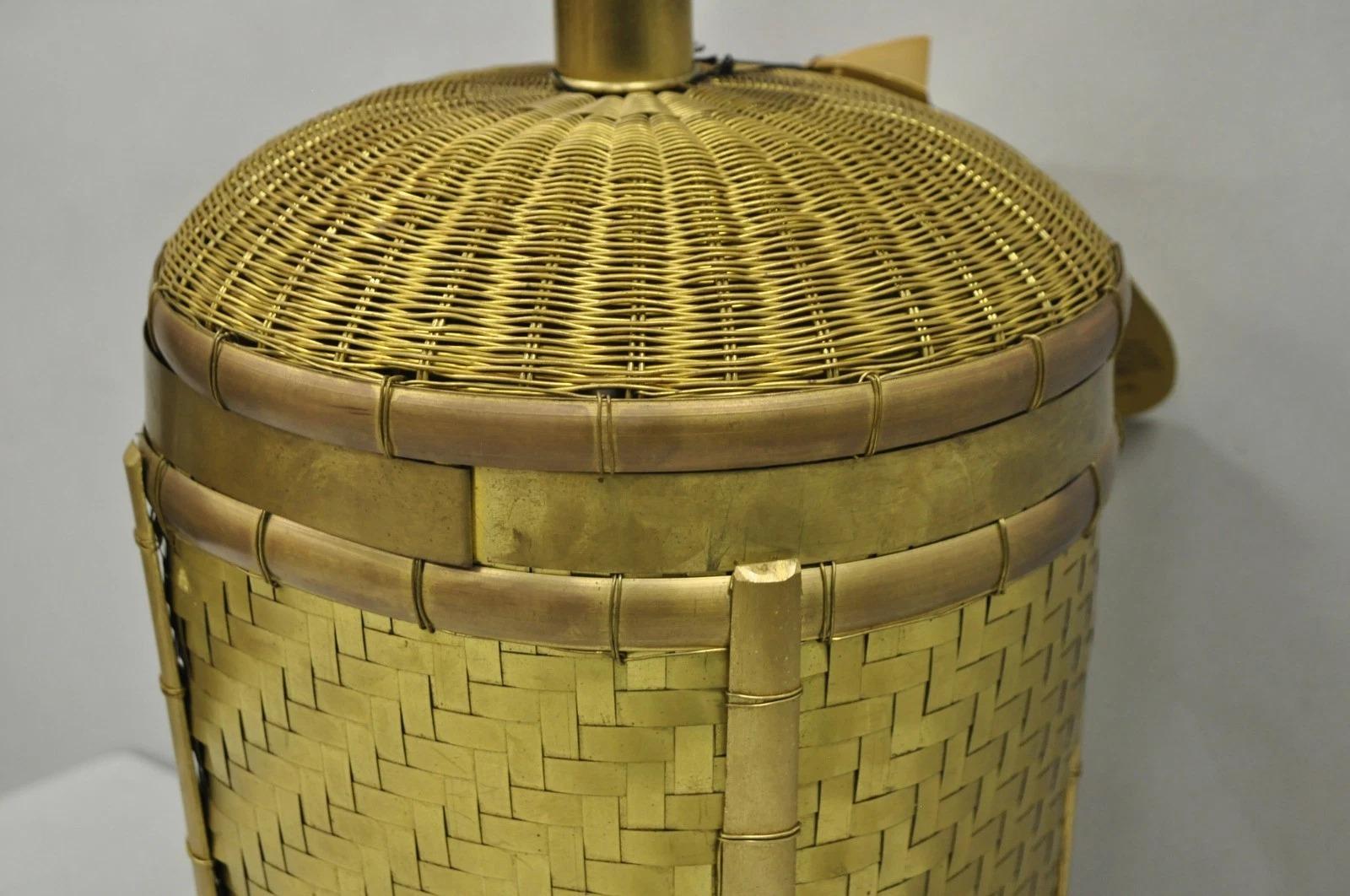 Vintage Chapman Hollywood Regency English Style Brass Woven Basket Table Lamp For Sale 3
