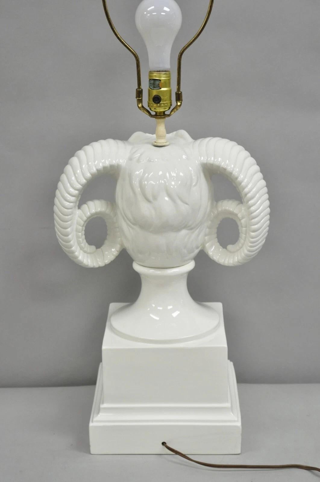 Vintage Chapman Neoclásico Cabeza de Carnero Porcelana Blanca Blanc de Chine Lámpara de Sobremesa en venta 6