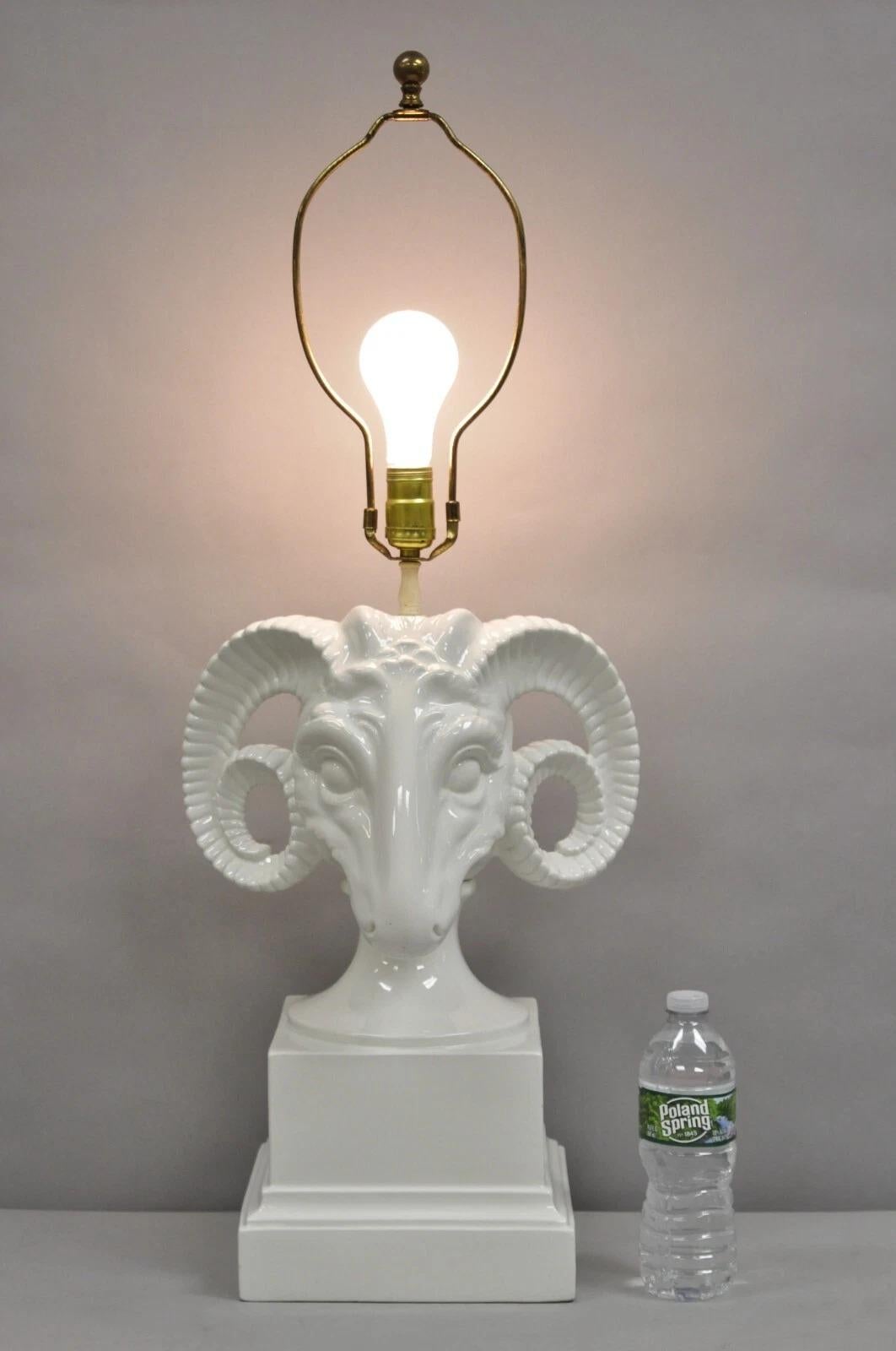 Lámpara de Sobremesa Vintage Chapman Neoclásica Cabeza de Carnero de Porcelana Blanca Blanc de Chine. Mediados del siglo XX. Medidas: 33