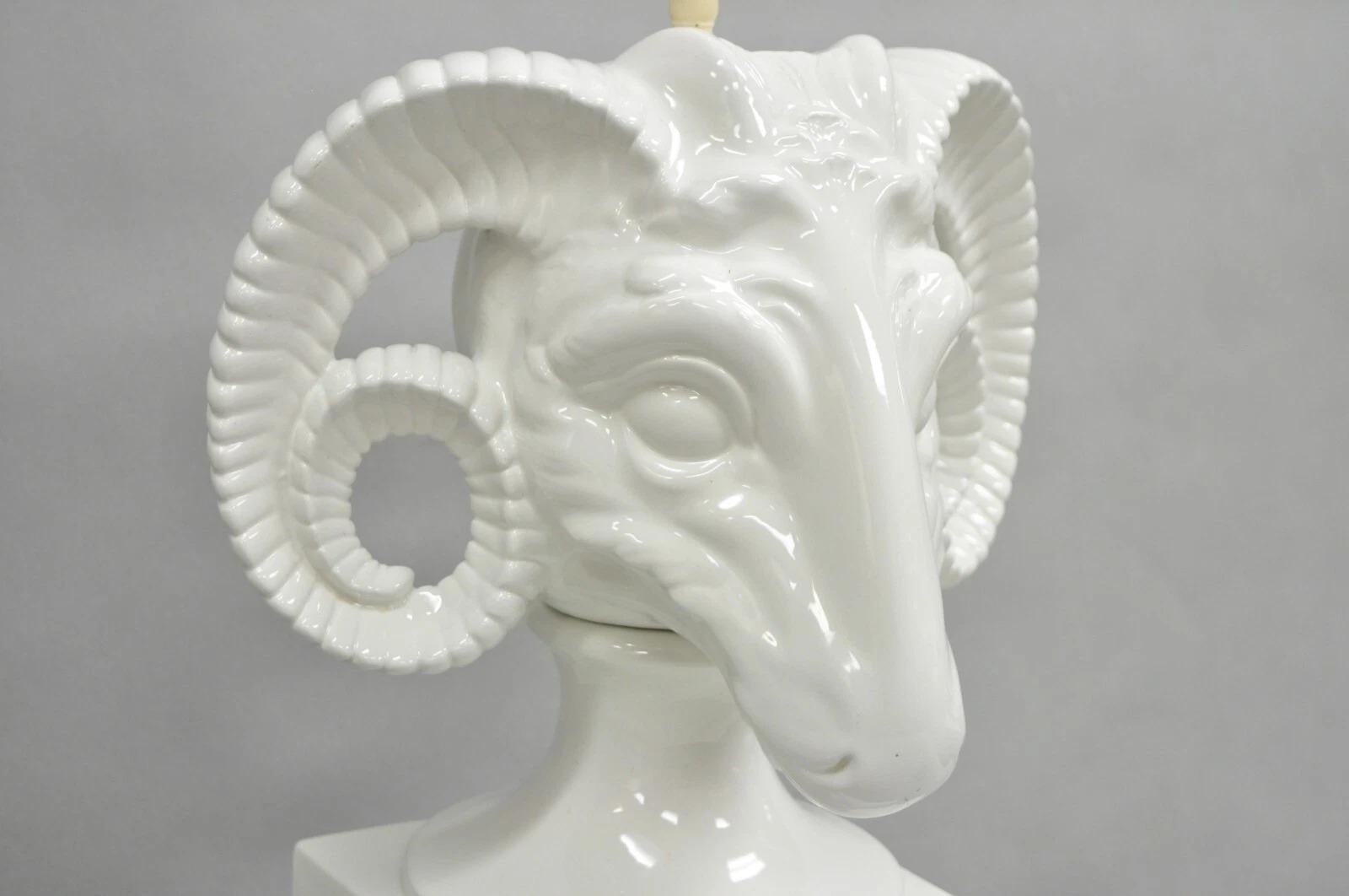Vintage Chapman Neoclásico Cabeza de Carnero Porcelana Blanca Blanc de Chine Lámpara de Sobremesa en Bueno estado para la venta en Philadelphia, PA