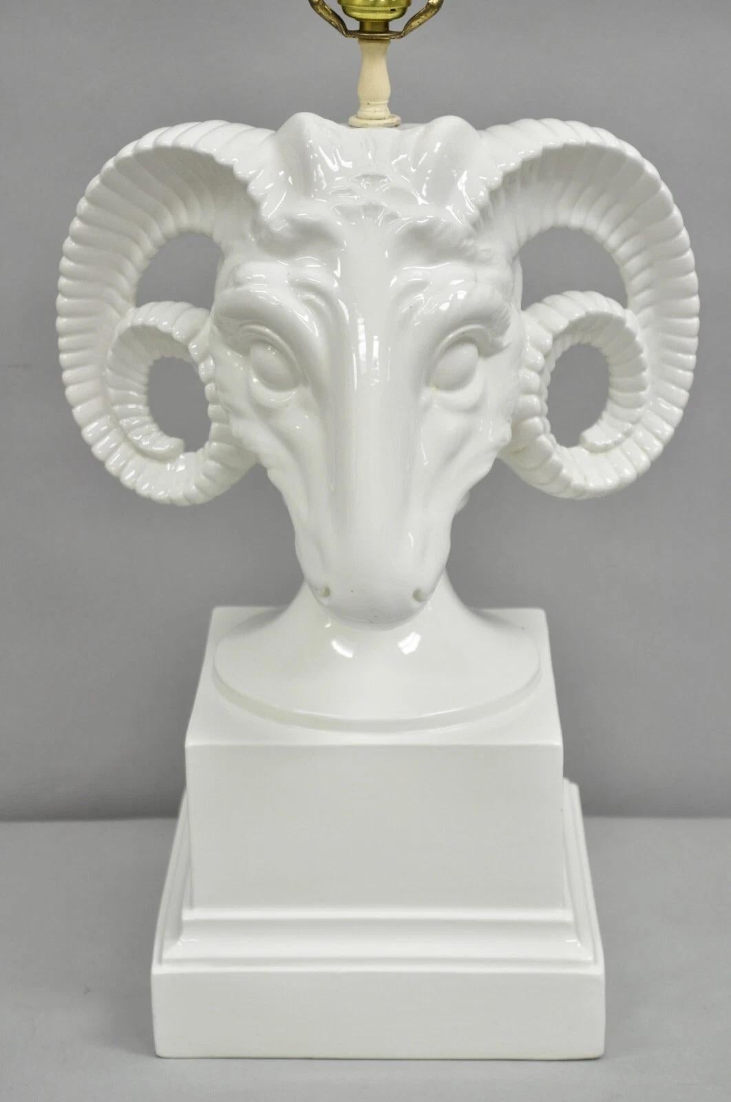 Vintage Chapman Neoclásico Cabeza de Carnero Porcelana Blanca Blanc de Chine Lámpara de Sobremesa siglo XX en venta