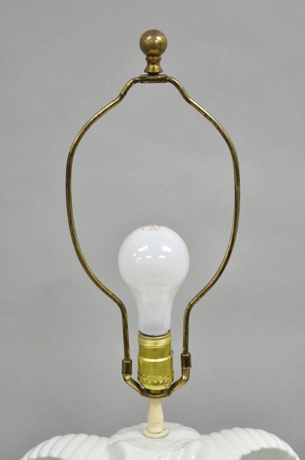 Vintage Chapman Neoclásico Cabeza de Carnero Porcelana Blanca Blanc de Chine Lámpara de Sobremesa en venta 1