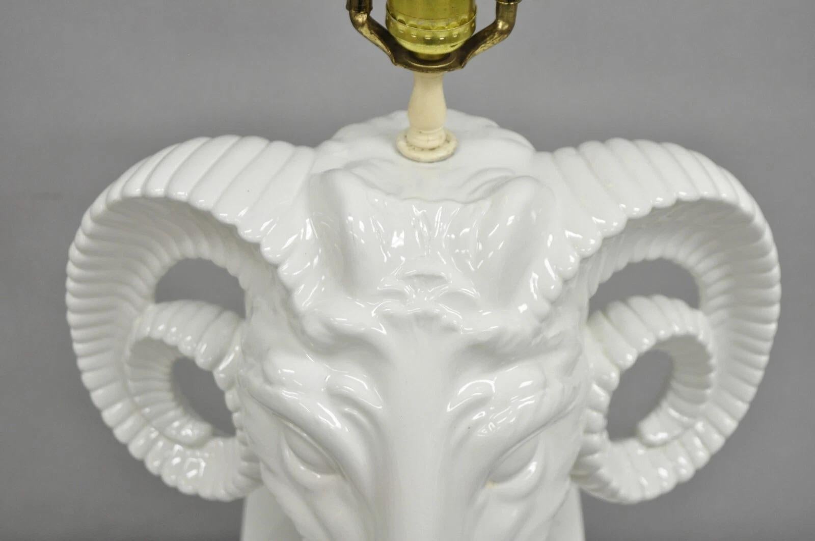 Vintage Chapman Neoclásico Cabeza de Carnero Porcelana Blanca Blanc de Chine Lámpara de Sobremesa en venta 2