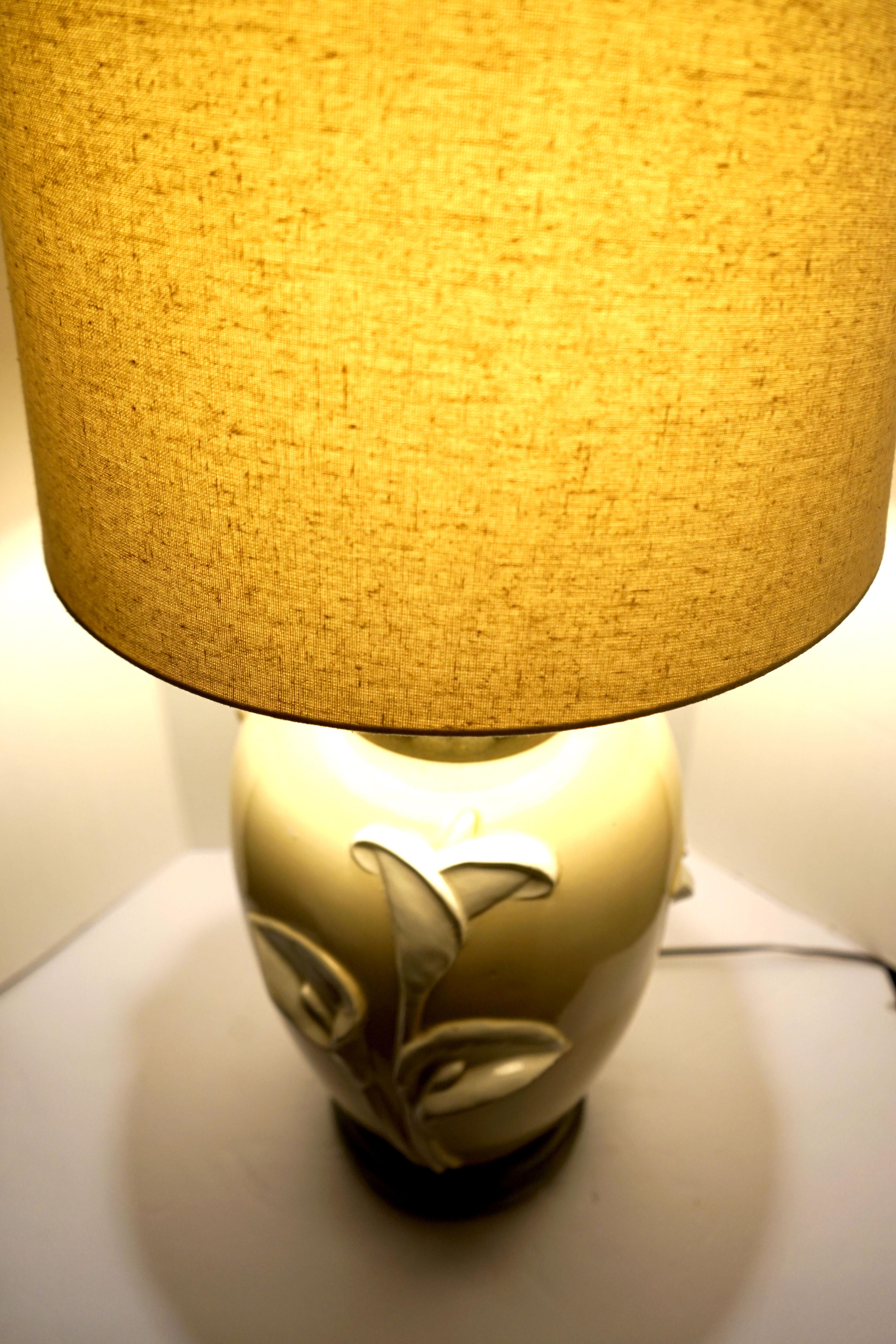 Vintage-Tischlampe aus cremefarbenem Chapman-Porzellan mit geformten Lilien aus Porzellan im Angebot 4
