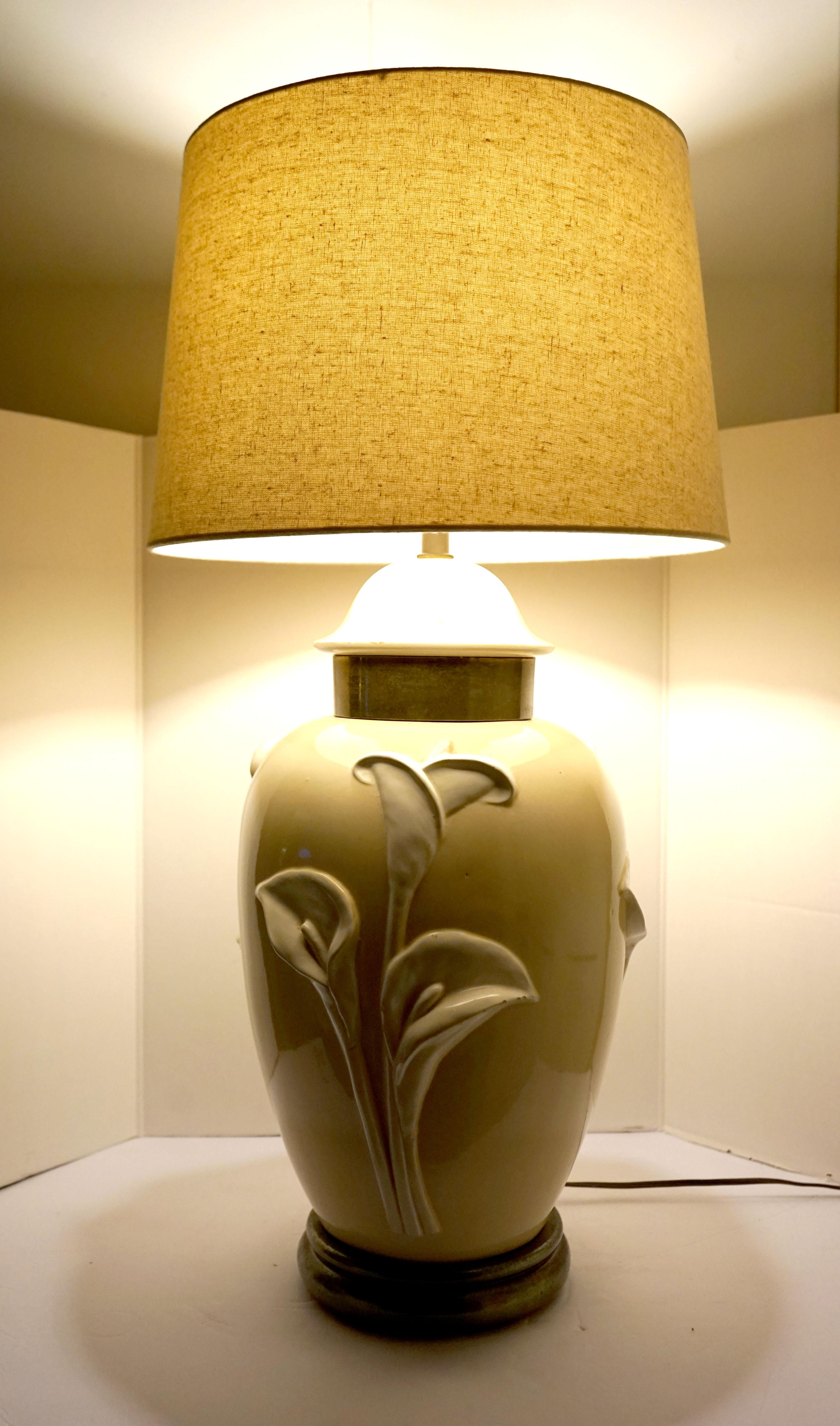 Vintage Chapman Porcelain Cream-Tan Porcelain Table Lamp with Sculpted Lillies For Sale 5