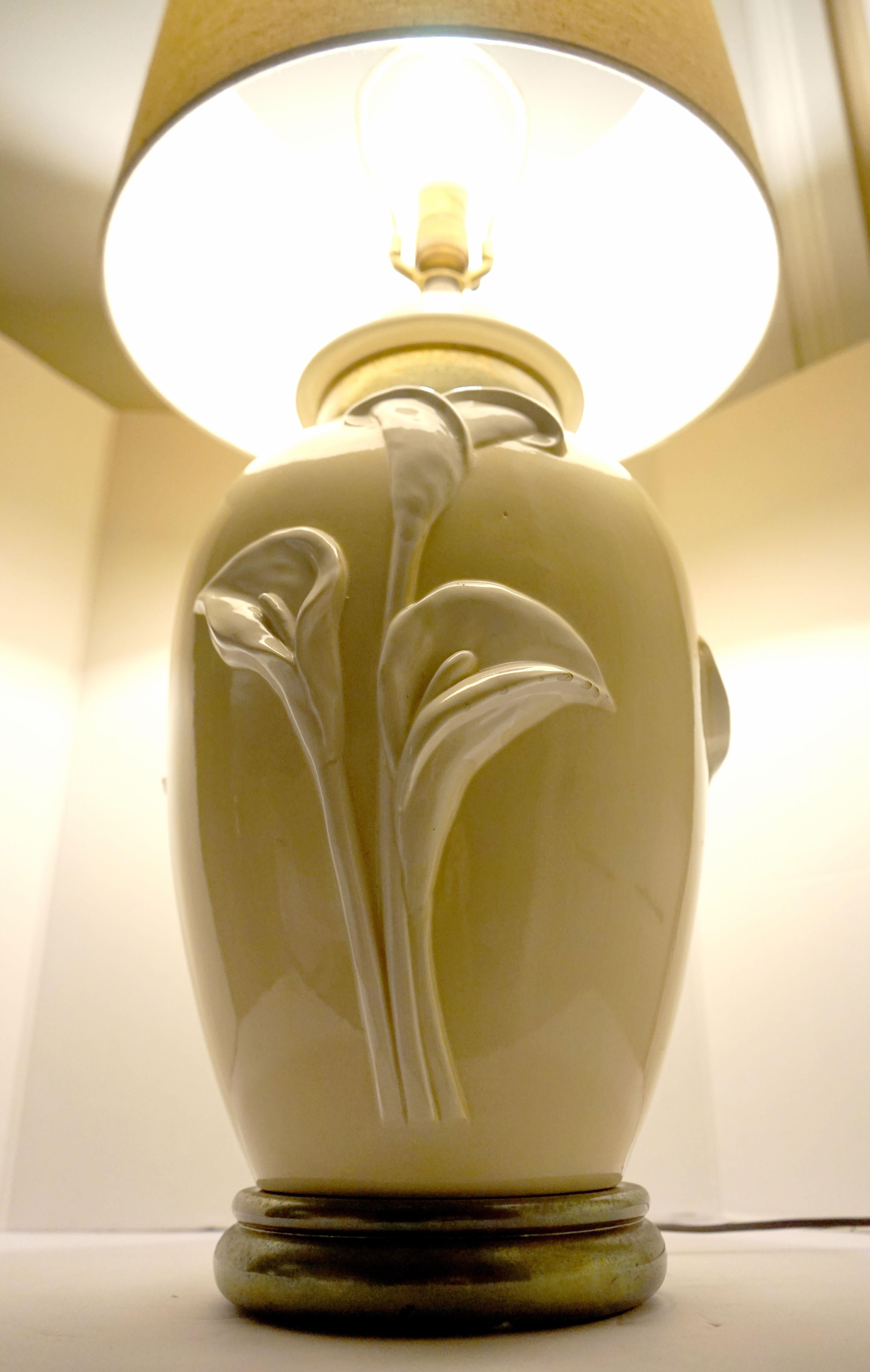 Vintage Chapman Porcelain Cream-Tan Porcelain Table Lamp with Sculpted Lillies For Sale 7