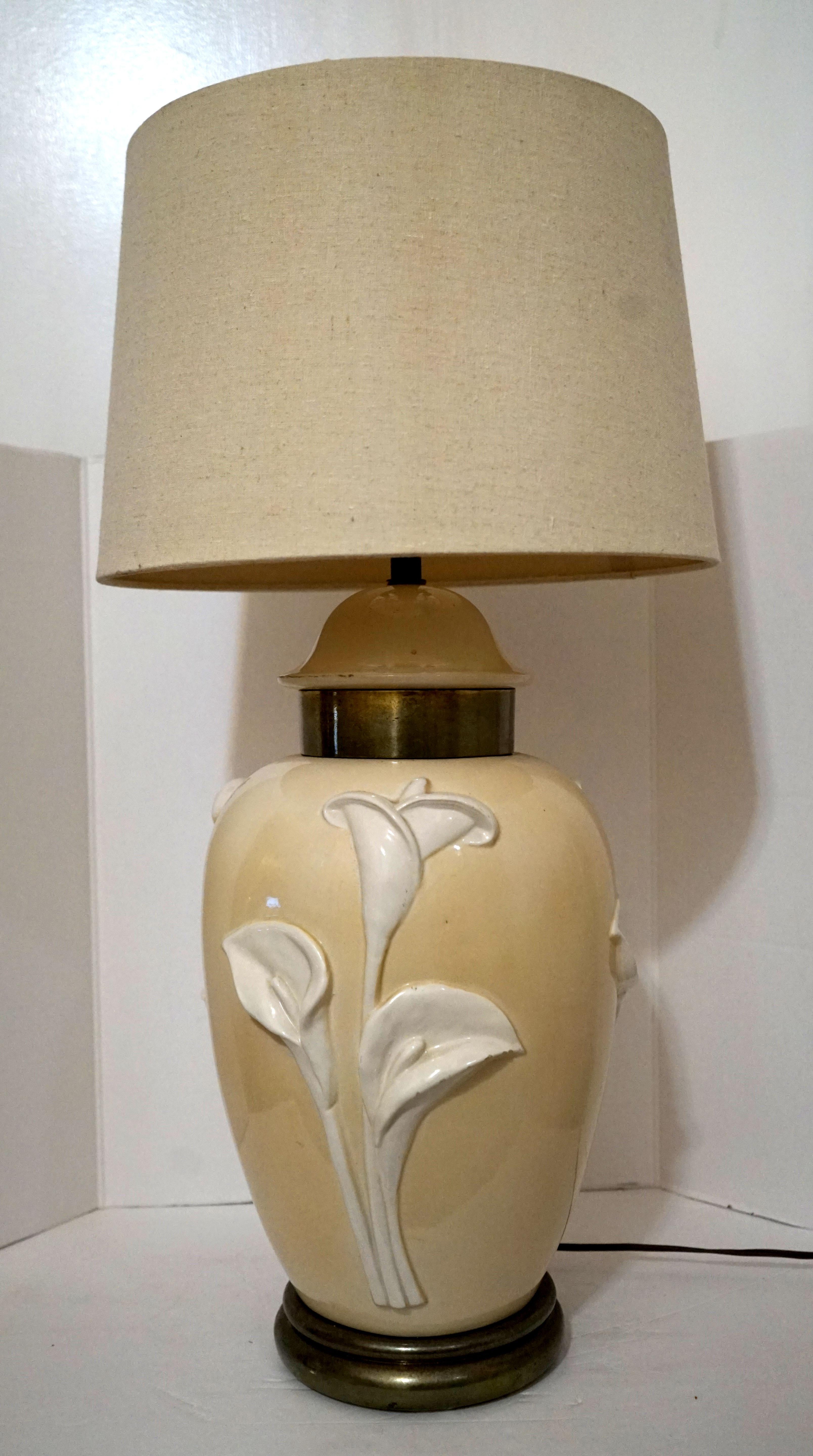 Vintage Chapman Porcelain Cream-Tan Porcelain Table Lamp with Sculpted Lillies For Sale 8