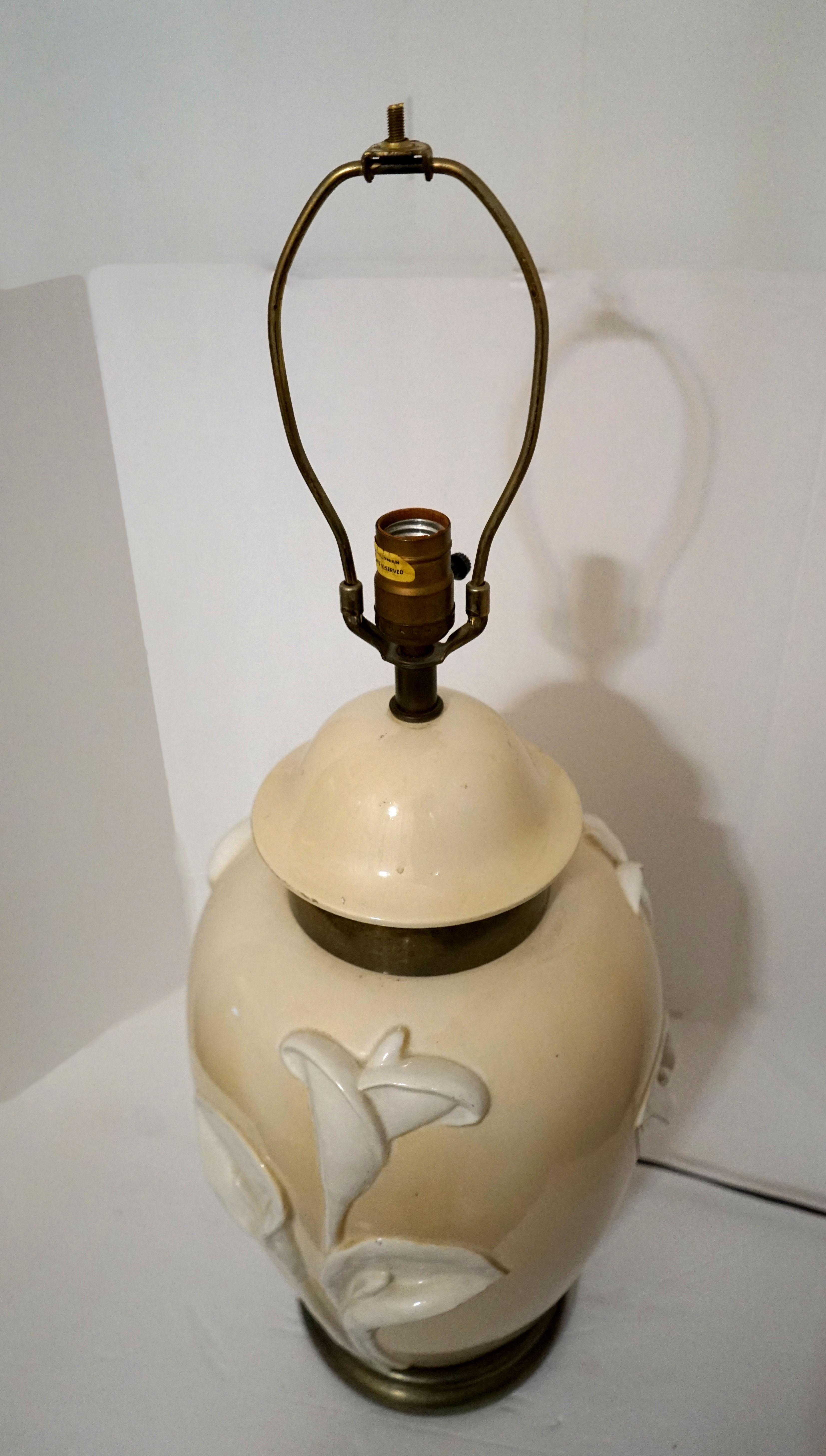 Vintage Chapman Porcelain Cream-Tan Porcelain Table Lamp with Sculpted Lillies For Sale 10