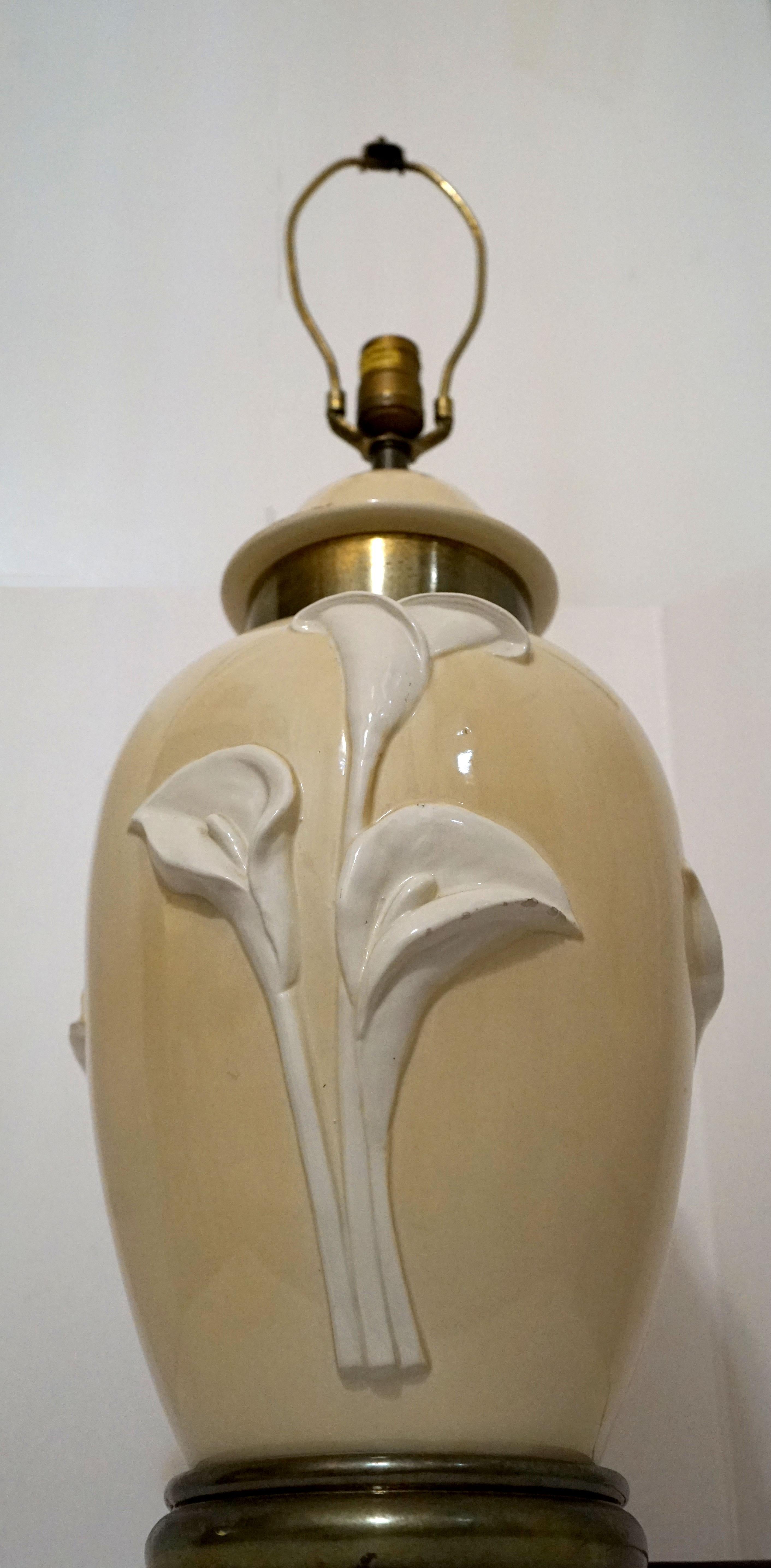 Vintage Chapman Porcelain Cream-Tan Porcelain Table Lamp with Sculpted Lillies In Good Condition For Sale In Lomita, CA