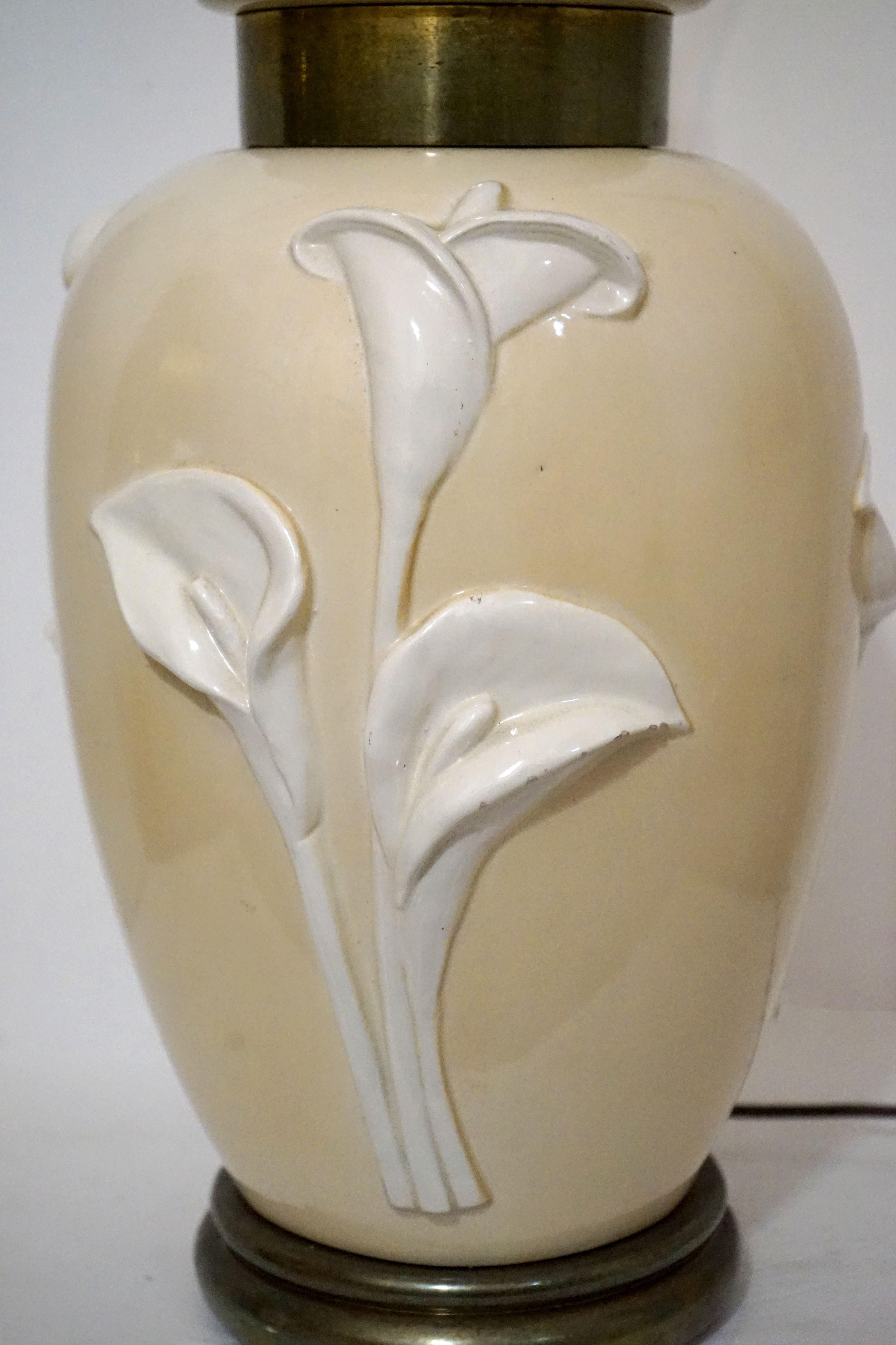 Vintage Chapman Porcelain Cream-Tan Porcelain Table Lamp with Sculpted Lillies For Sale 1