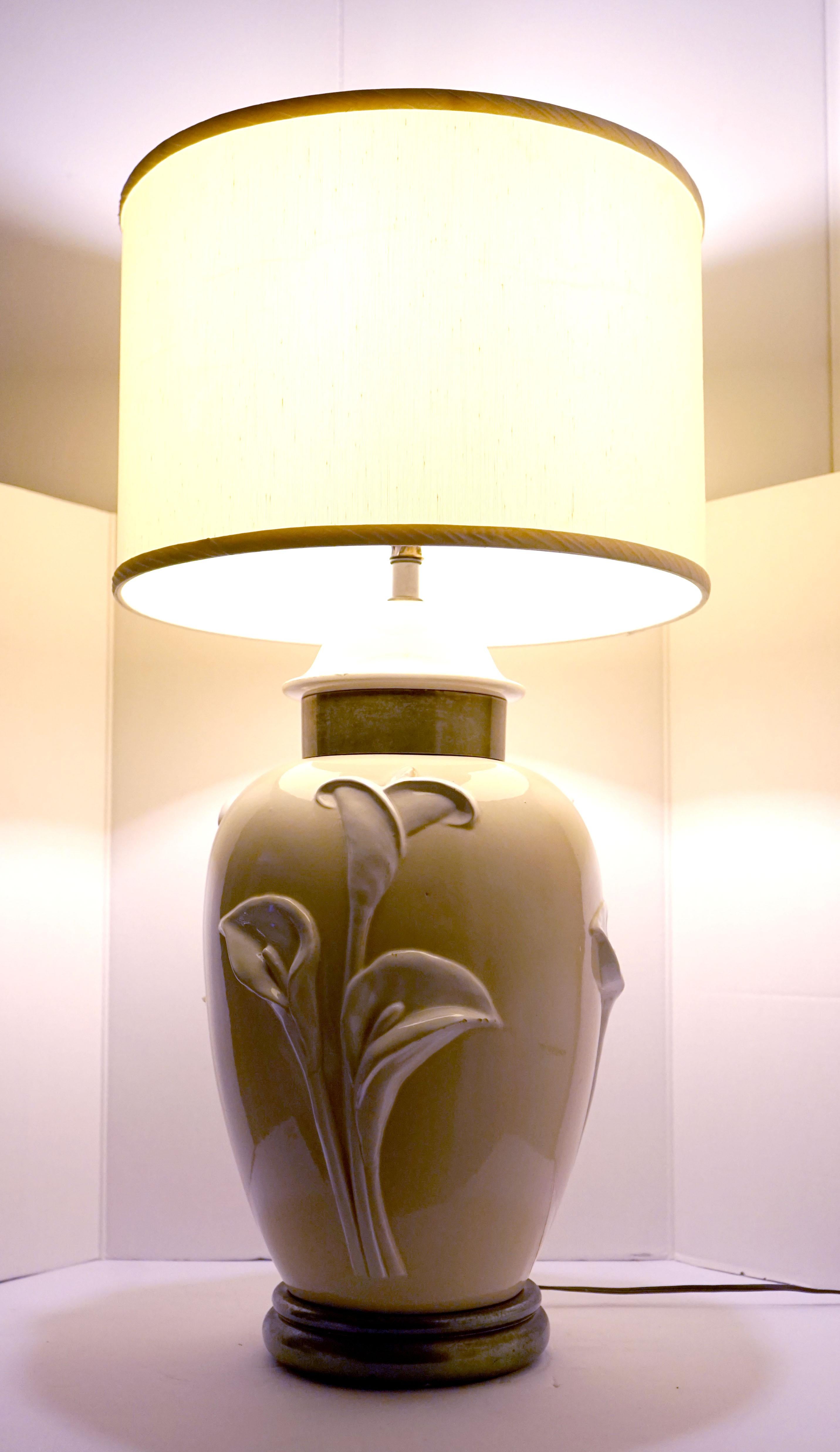 Vintage-Tischlampe aus cremefarbenem Chapman-Porzellan mit geformten Lilien aus Porzellan im Angebot 2
