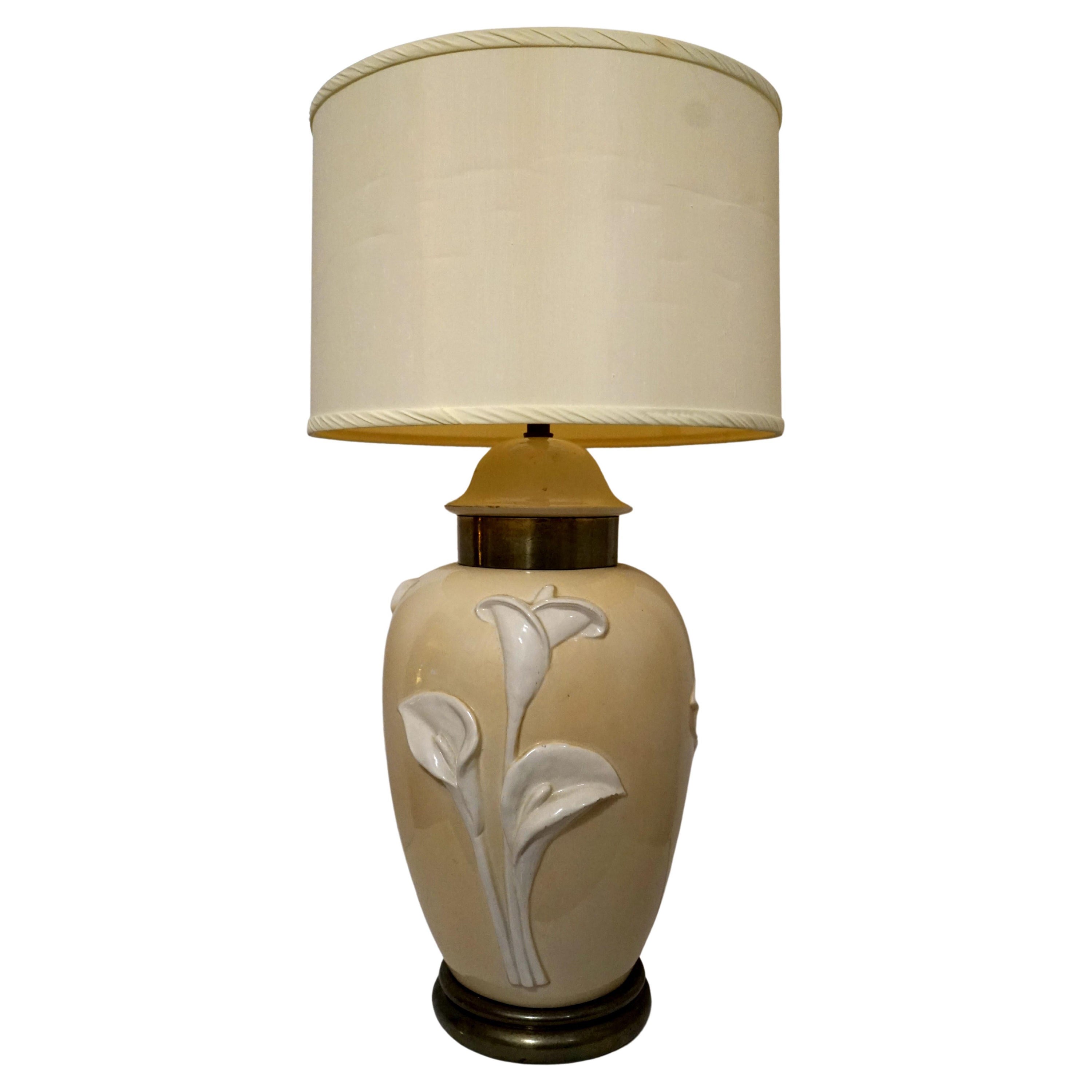 Lámpara de sobremesa vintage Chapman de porcelana crema-bronce con lirios esculpidos en venta