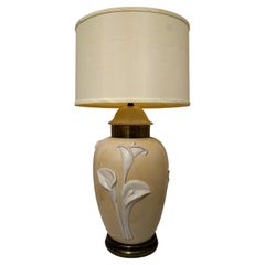 Lámpara de sobremesa vintage Chapman de porcelana crema-bronce con lirios esculpidos