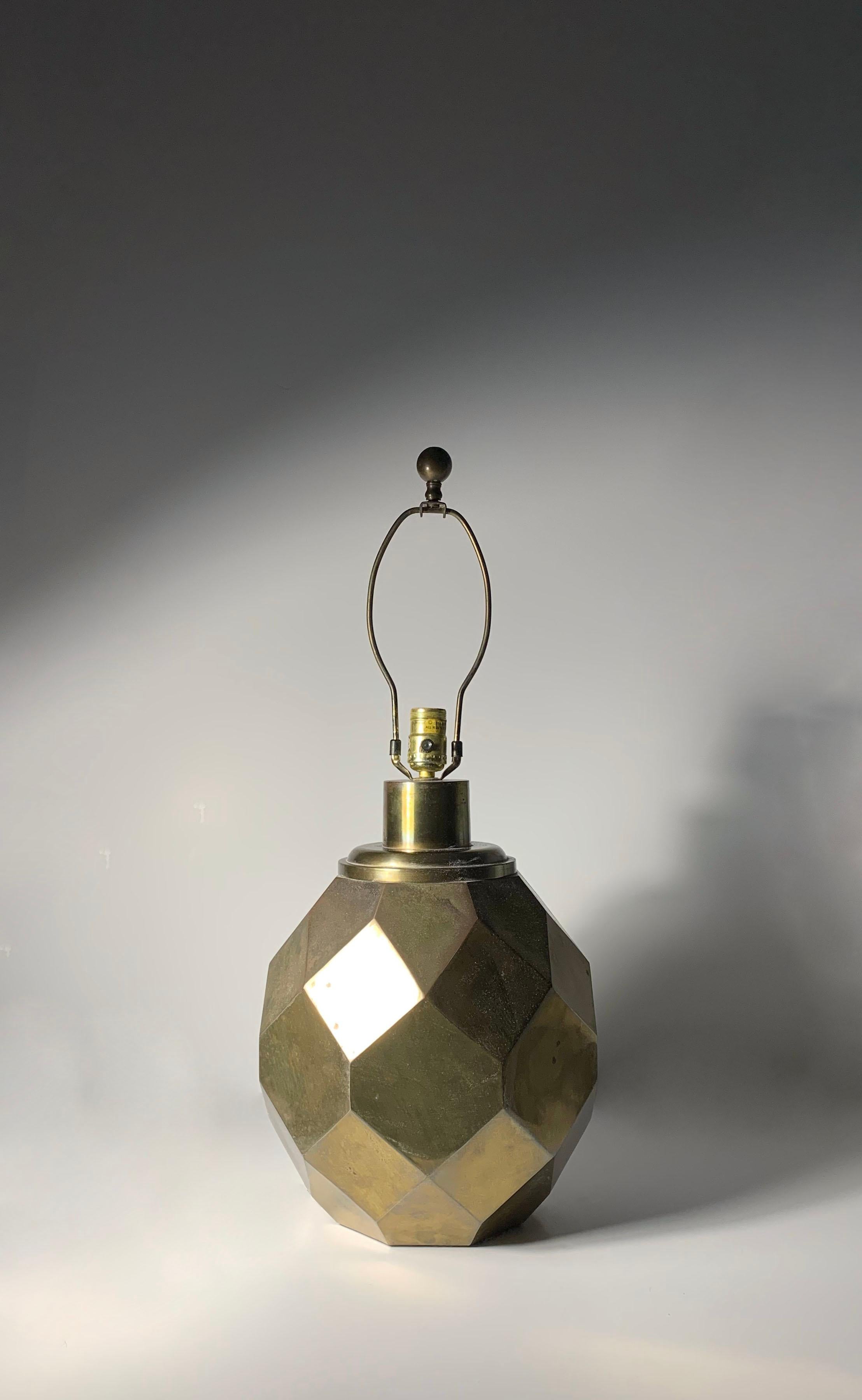 Chapman Prismatische Vintage-Lampe aus Messing (Postmoderne) im Angebot