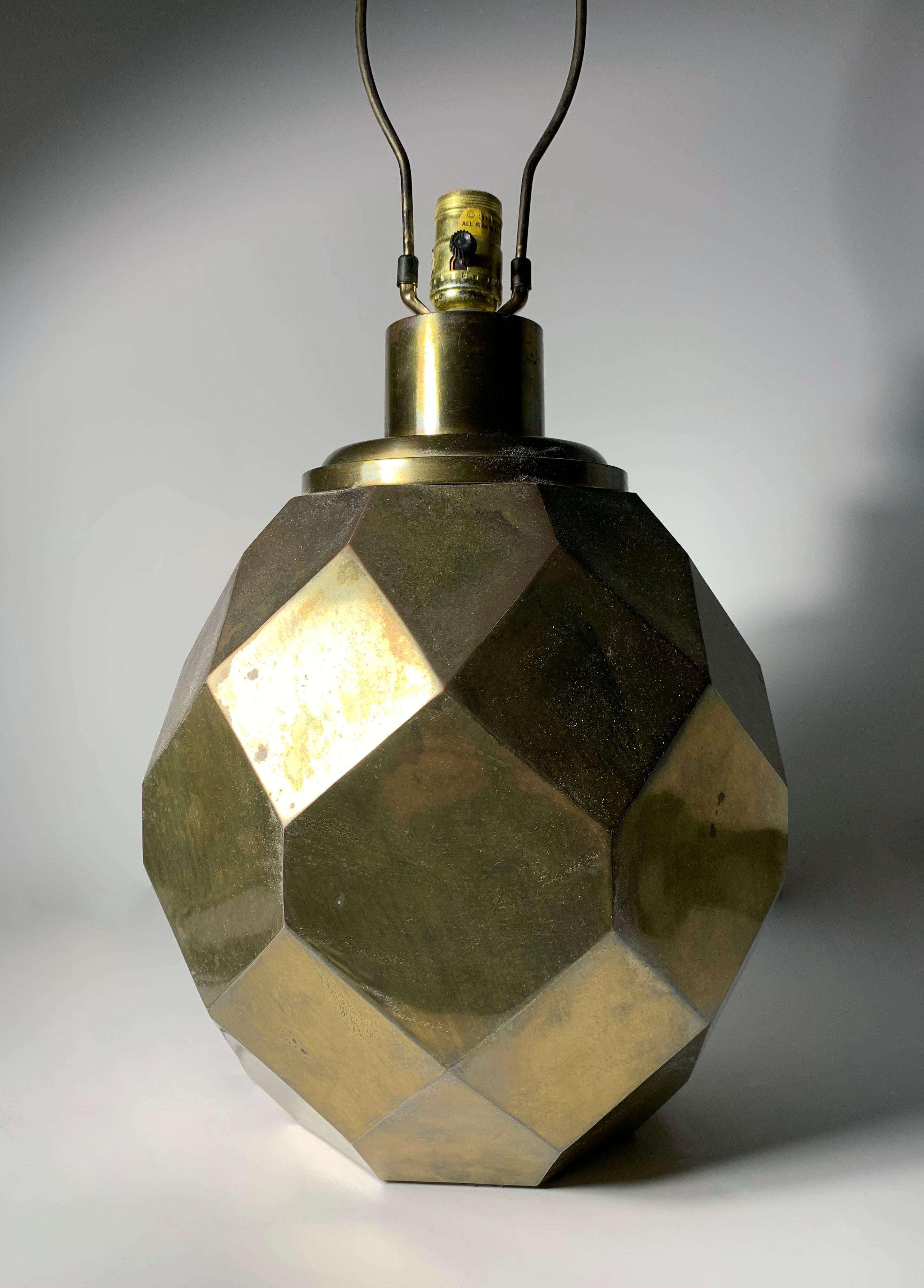 Chapman Prismatische Vintage-Lampe aus Messing (amerikanisch) im Angebot