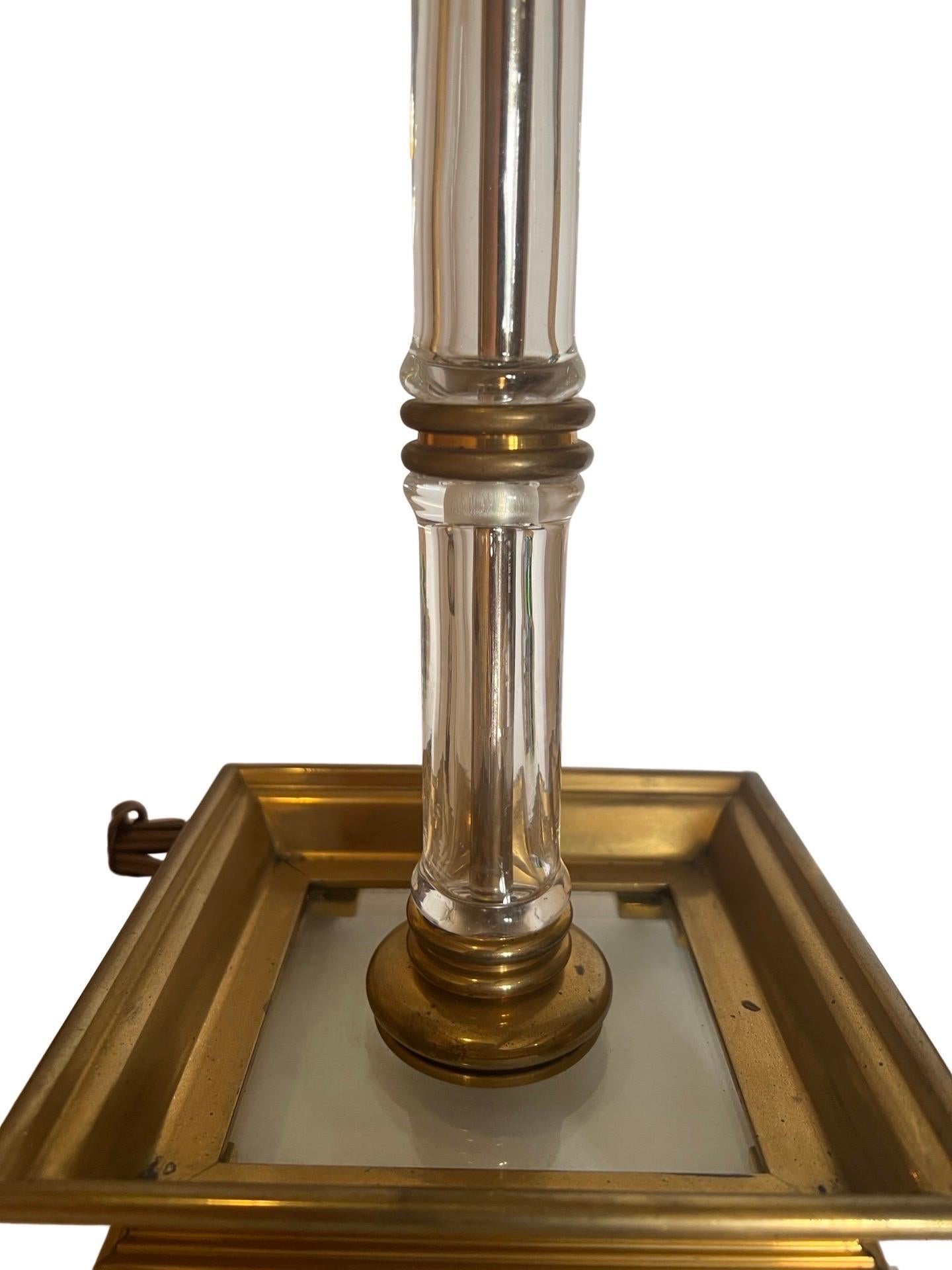 Lámpara de mesa vintage Chapman estilo Regencia de imitación de bambú, cristal y latón en Bueno estado para la venta en Atlanta, GA