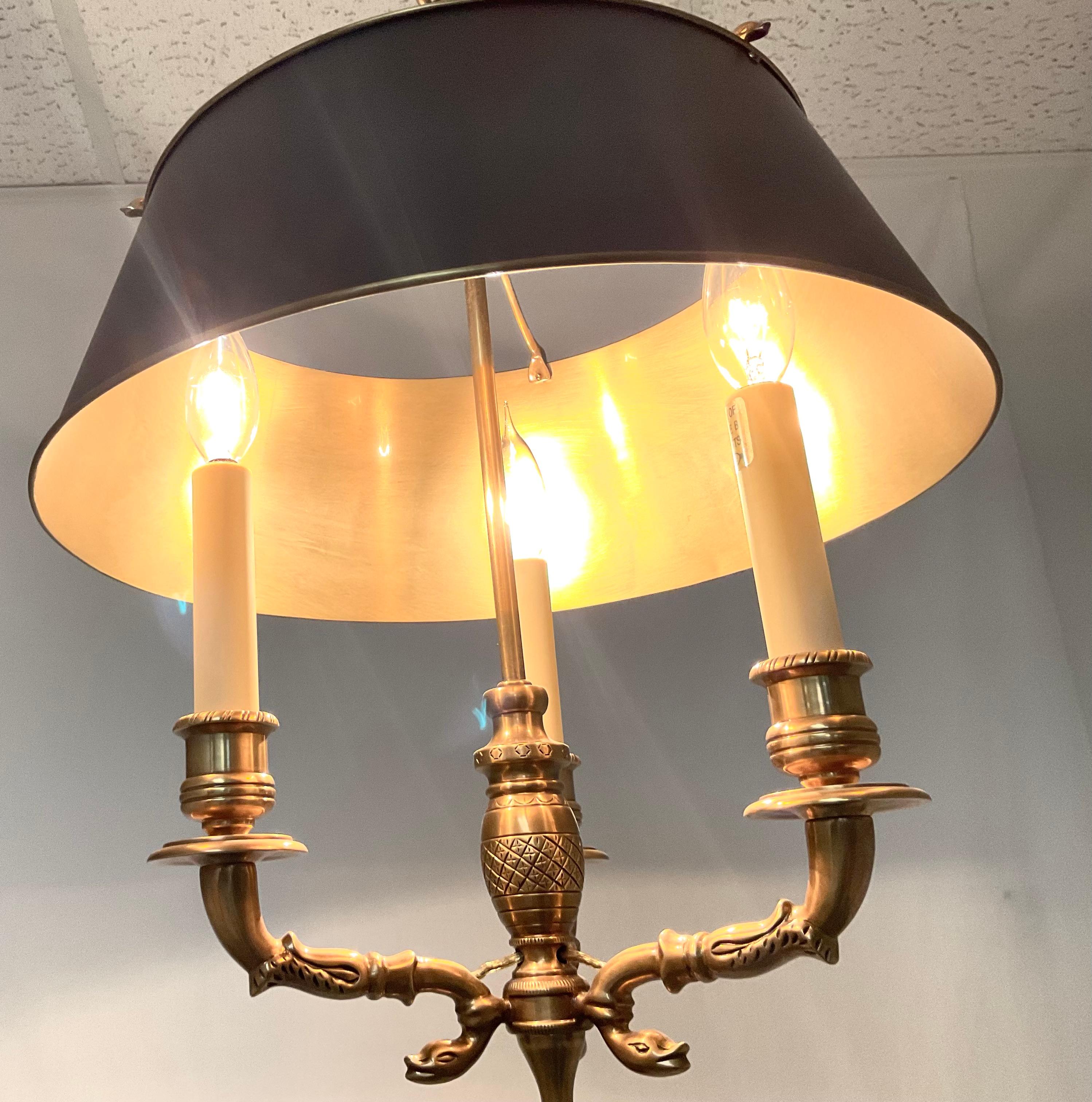Magnifique suspension Bouillotte à trois lumières en laiton massif par Chapman Lighting. Très bon état. Abat-jour noir en laiton massif, chaîne de 8