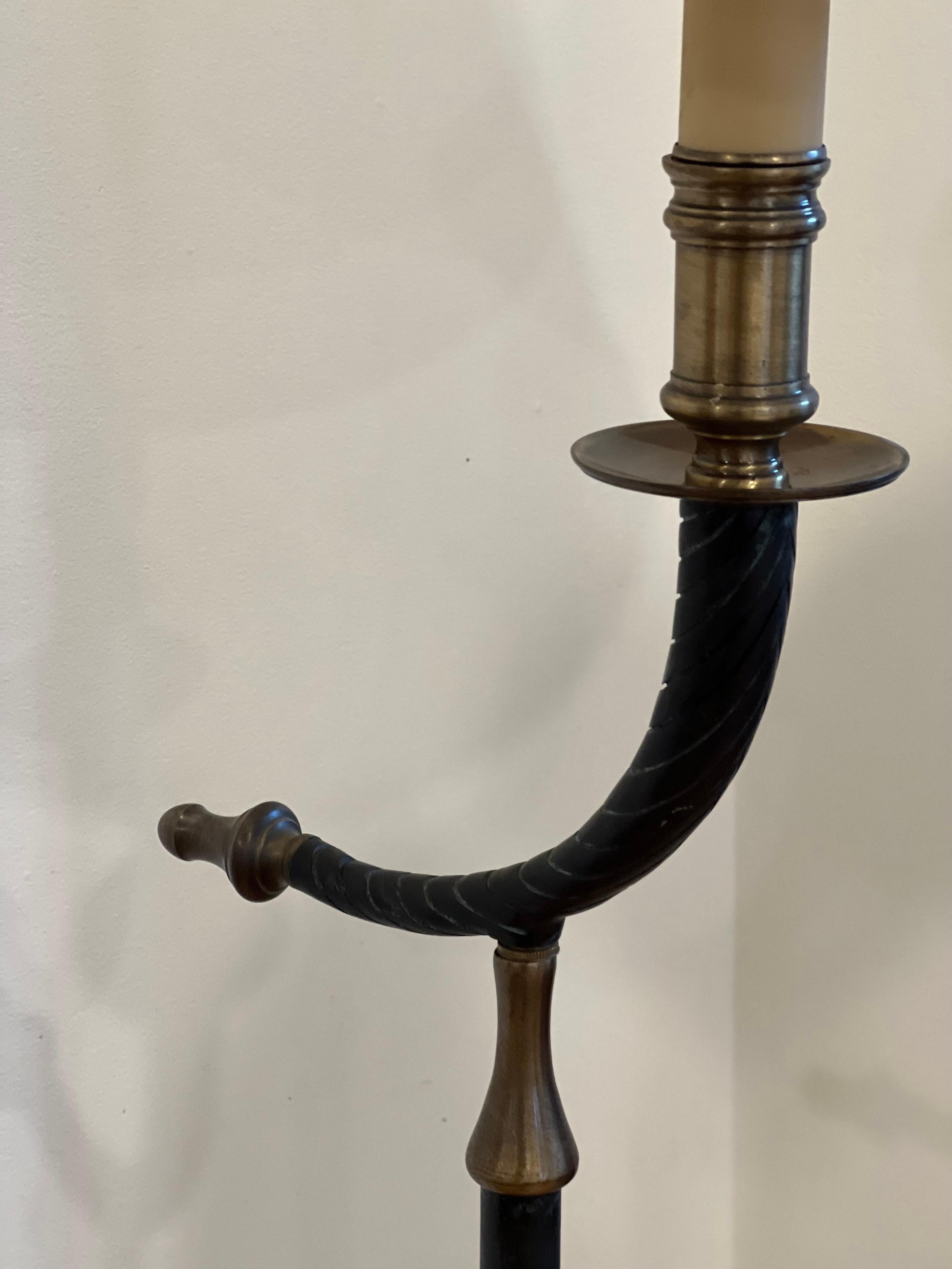 Lámpara de pie vintage estilo Chapman de bronce y latón imitación cuerno en venta 1