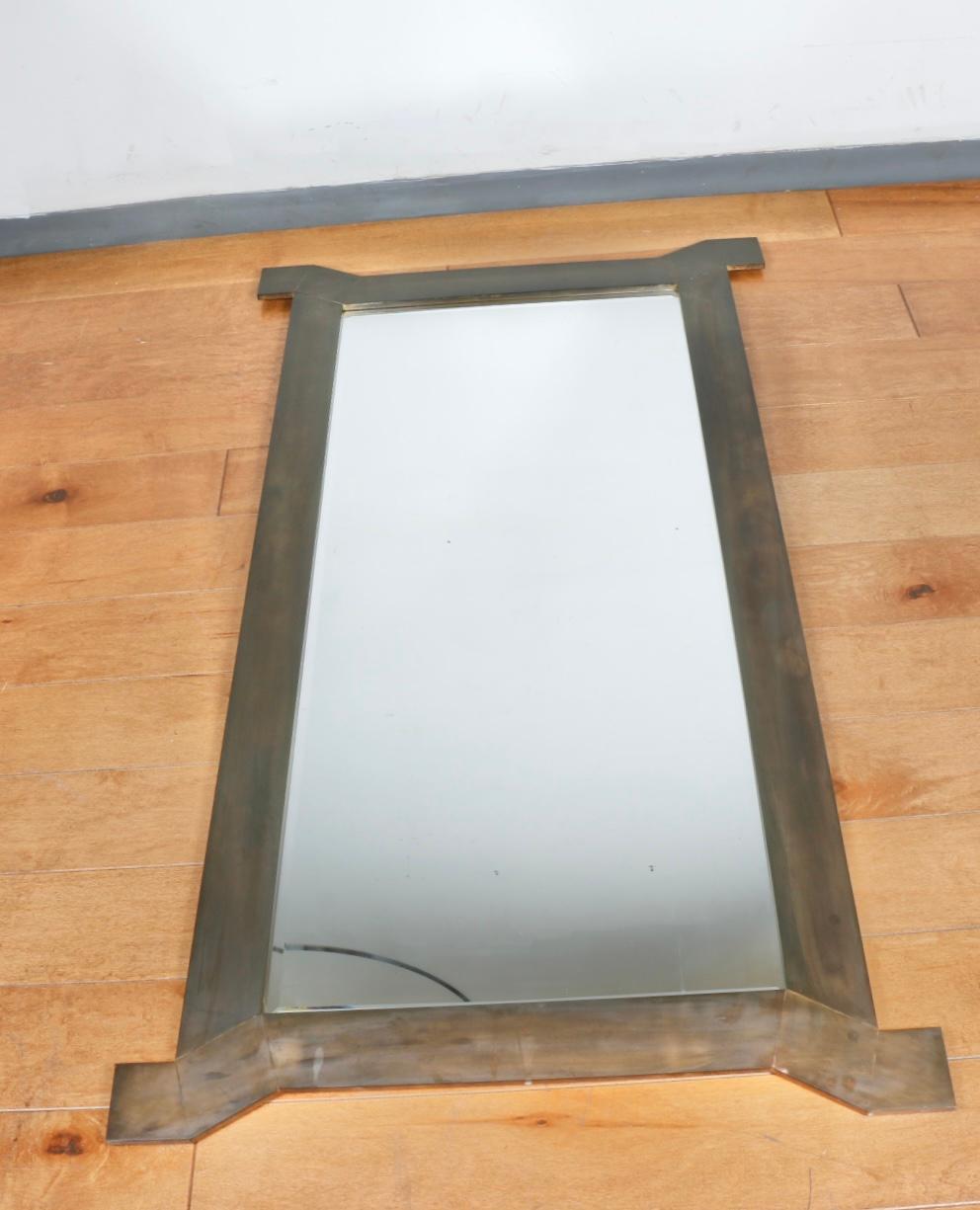 Superbe miroir Chapman Vintage des années 1980, bien entretenu. Peut être accroché au mur ou placé contre le mur. Une conception très détaillée. Aucune pièce cassée sur les coins ou le miroir.