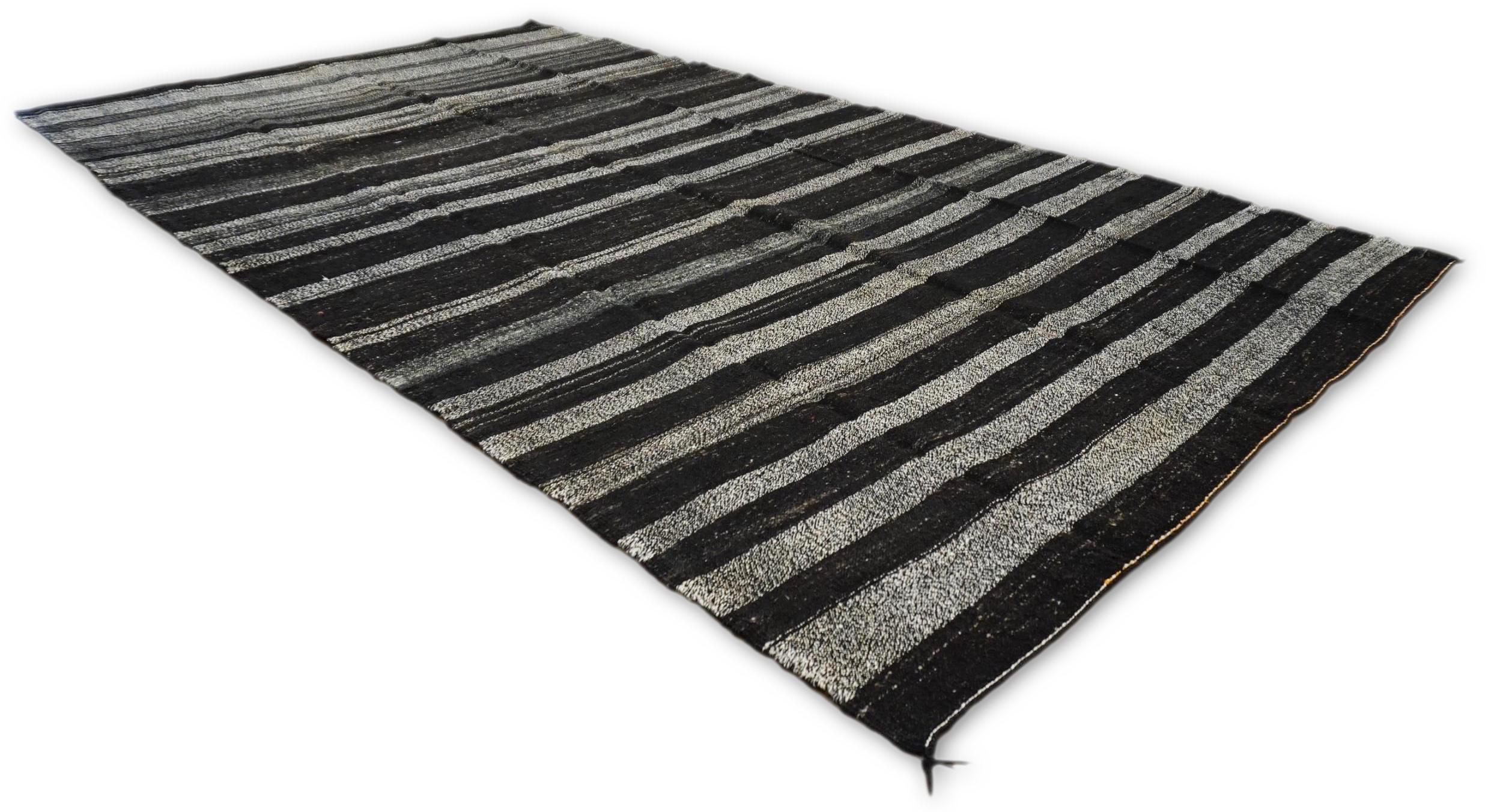 Turco Kilim d'epoca in pelo di capra a righe grigio e carbone 6'5''x12' in vendita