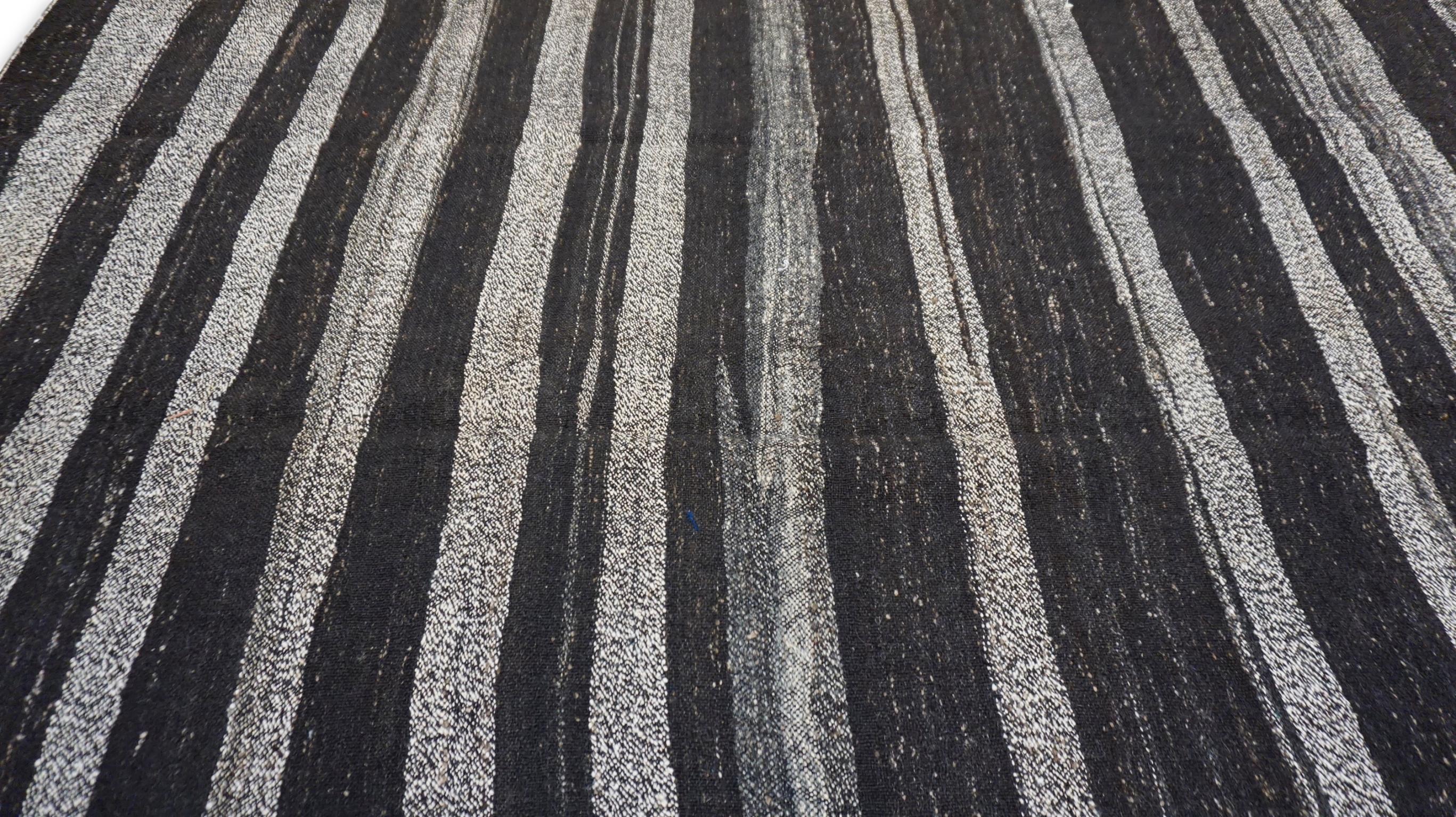 Kilim d'epoca in pelo di capra a righe grigio e carbone 6'5''x12' In condizioni buone in vendita a Torrance, CA