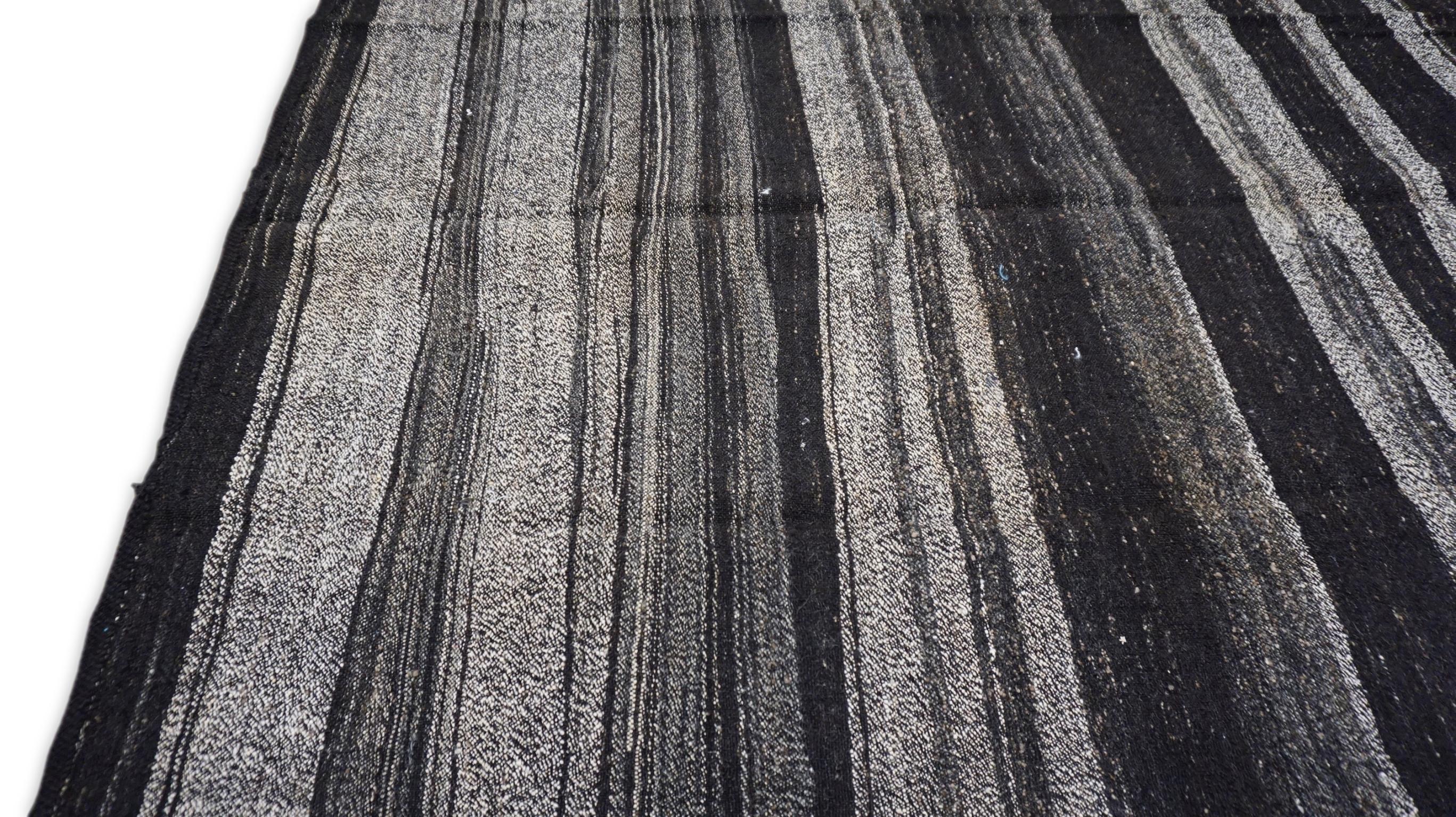 XX secolo Kilim d'epoca in pelo di capra a righe grigio e carbone 6'5''x12' in vendita