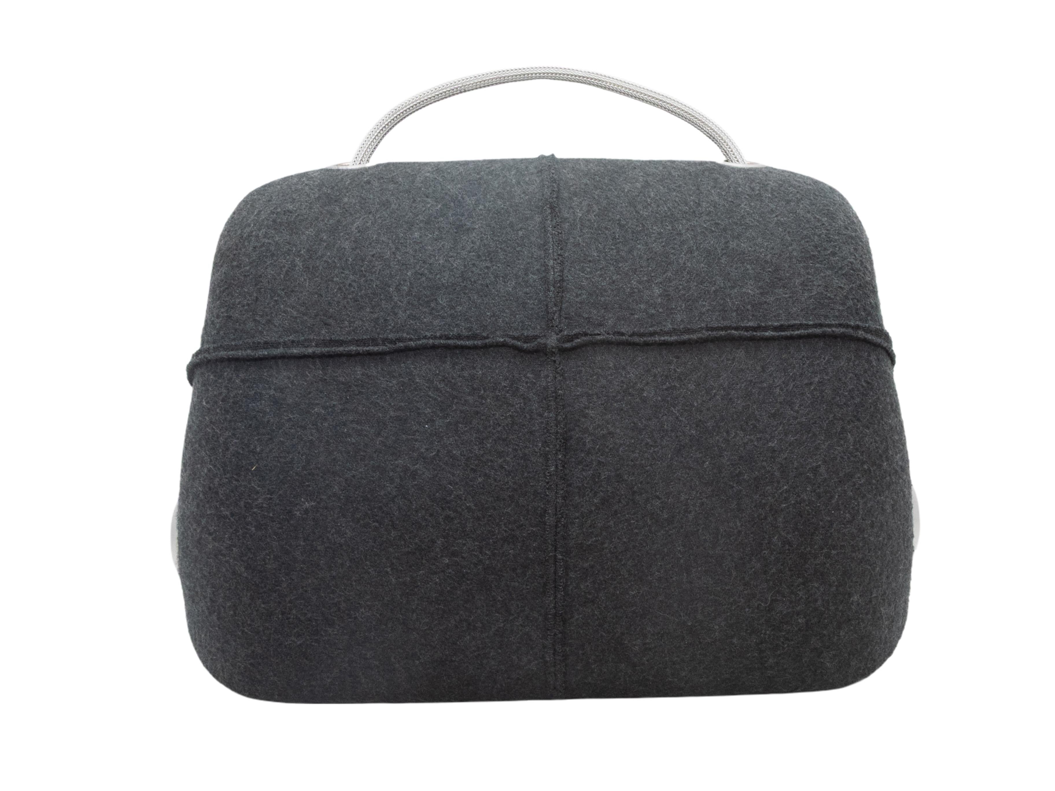 Vintage Charcoal Chanel 1999 Millennium Umhängetasche. Die Millennium Umhängetasche besteht aus Textil und hat einen Schultergurt aus Kordel. L x H x T: 8,5 Zoll, Schultergurtlänge: 21,5 Zoll.