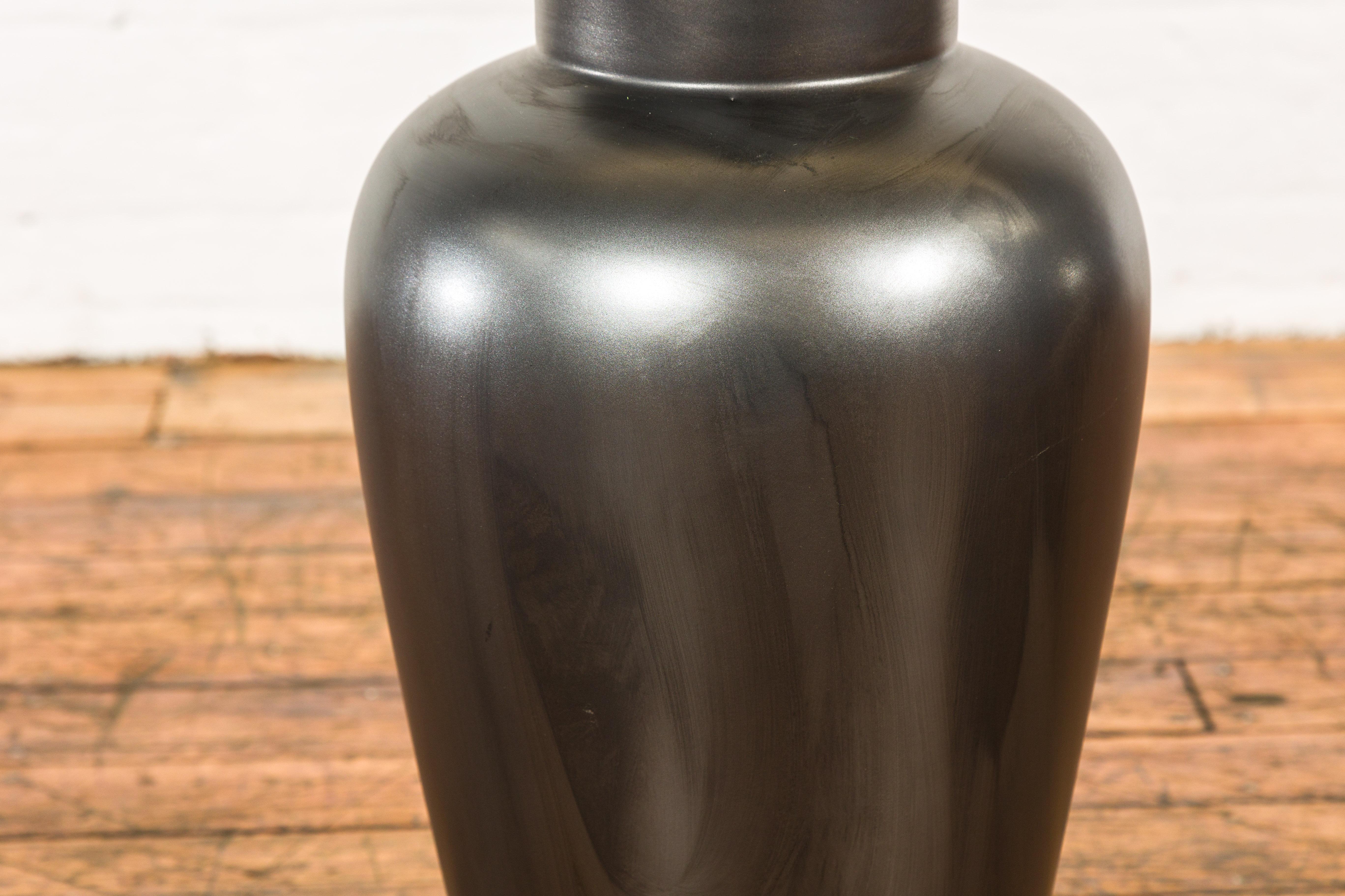 Ceramica Vaso da altare con coperchio in carbone d'epoca con ghiera stilizzata in vendita