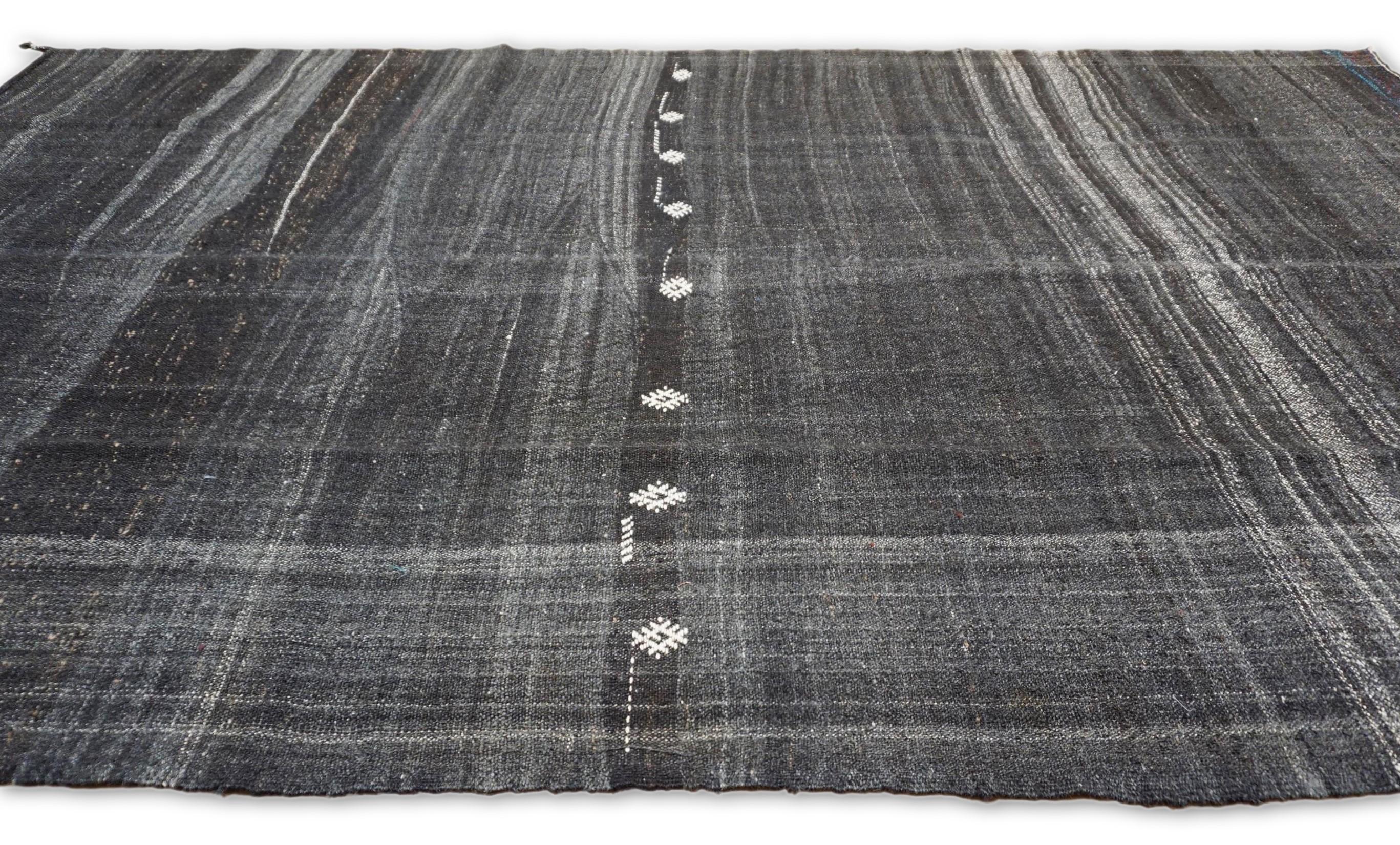 Moderne Kilim vintage à rayures anthracites 7'0''x11'9'' vers 1960 en vente