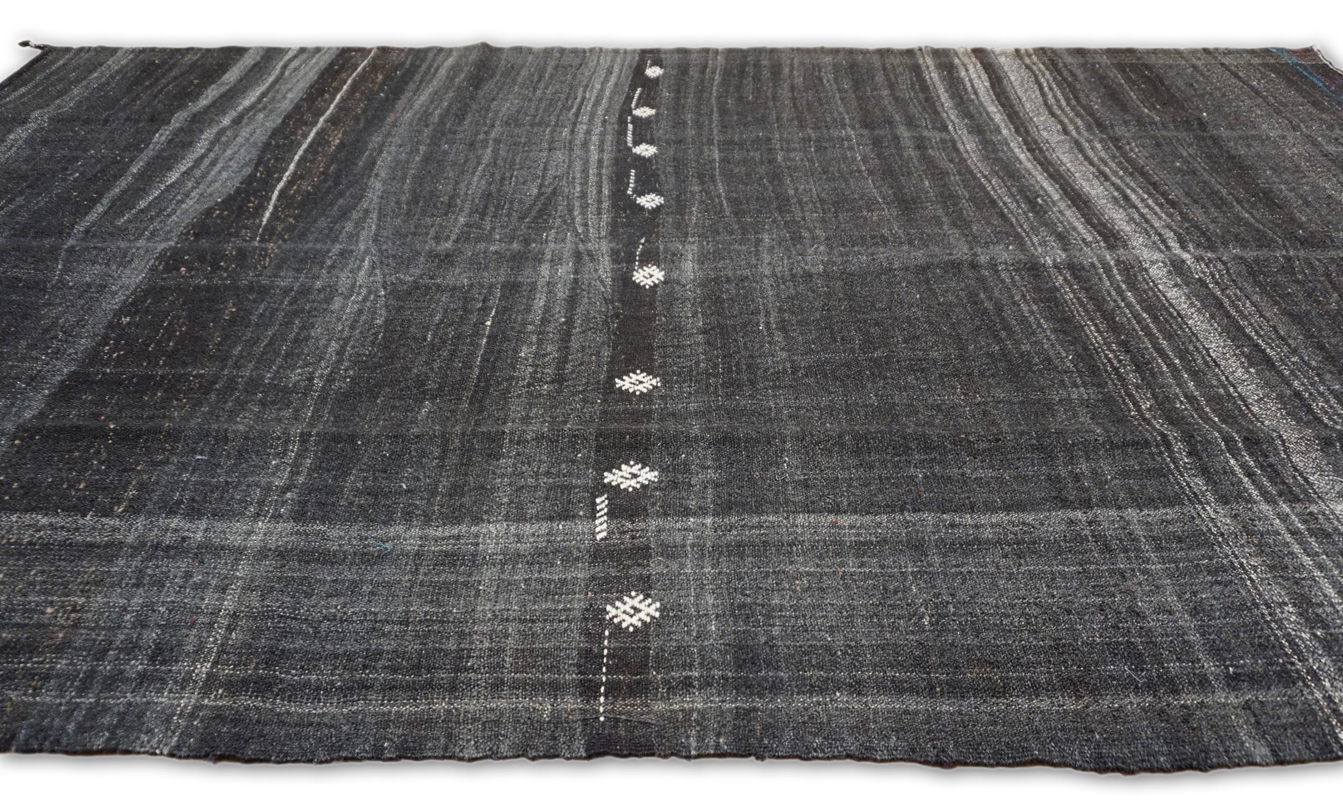 Turc Kilim vintage à rayures anthracites 7'0''x11'9'' vers 1960 en vente