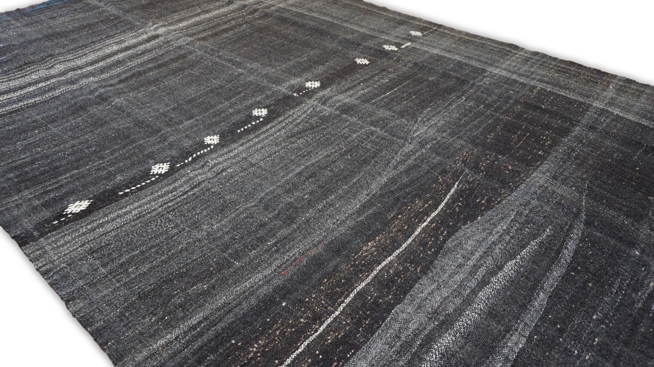 Tissé à la main Kilim vintage à rayures anthracites 7'0''x11'9'' vers 1960 en vente