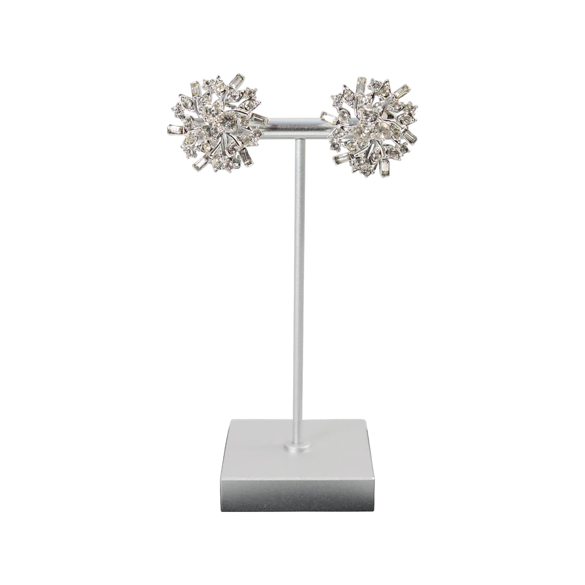 Pendientes vintage Charel de diamantes en tono plateado Circa años 70 en venta 2