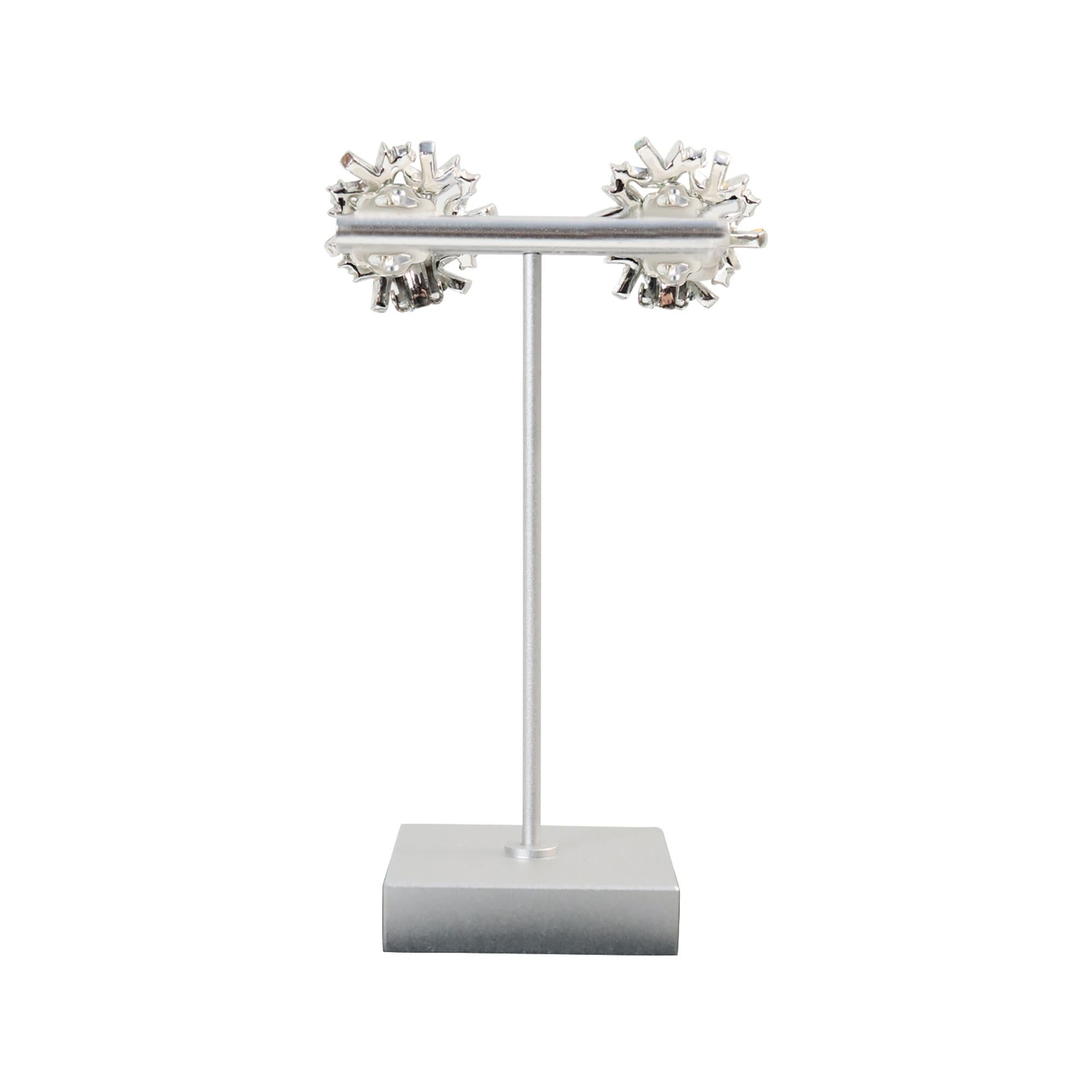 Pendientes vintage Charel de diamantes en tono plateado Circa años 70 en venta 4