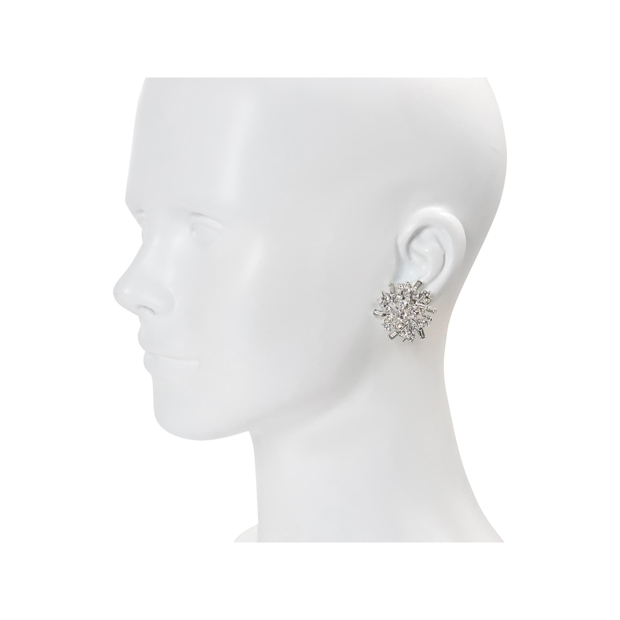 Pendientes vintage Charel de diamantes en tono plateado Circa años 70 en Bueno estado para la venta en New York, NY