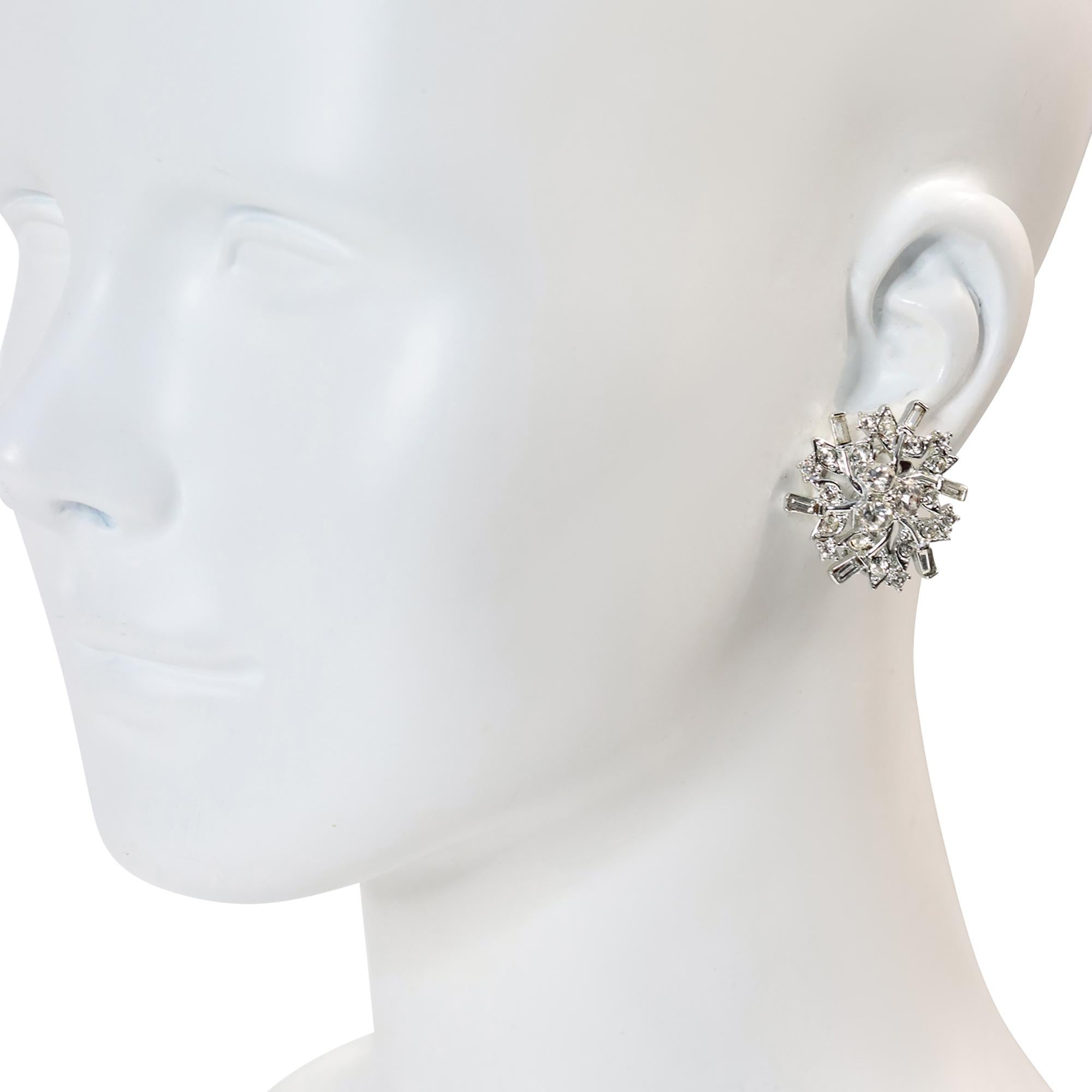 Pendientes vintage Charel de diamantes en tono plateado Circa años 70. Estos pendientes clásicos se pueden llevar con cualquier cosa. Vístelos o disfrázalos con vaqueros y una camiseta. Se componen de varios tamaños de redondos y baguettes, que