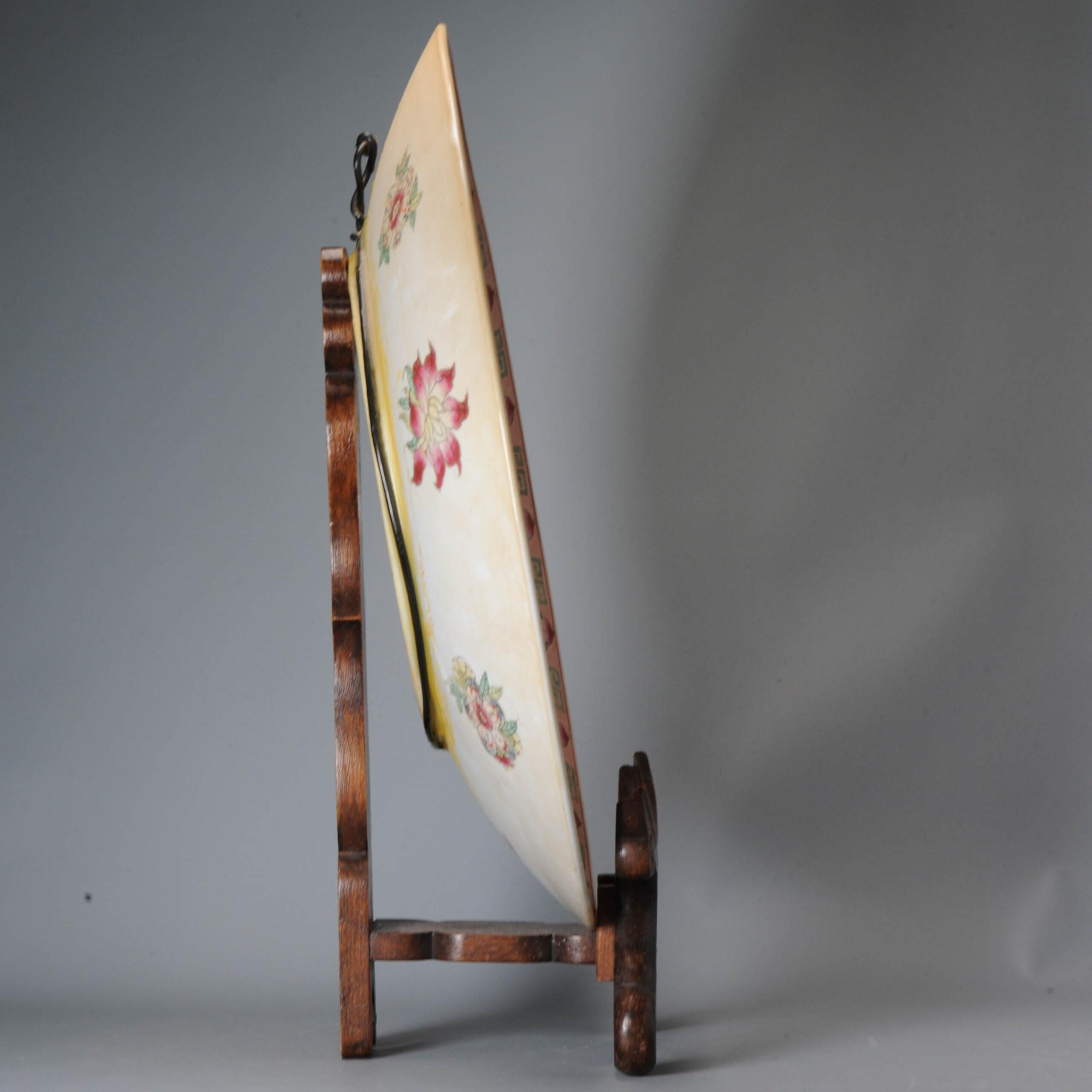 Chinesisches Vintage-Plattenteller aus Porzellan PROC Famille Rose mit Kriegerteller im Zustand „Gut“ im Angebot in Amsterdam, Noord Holland