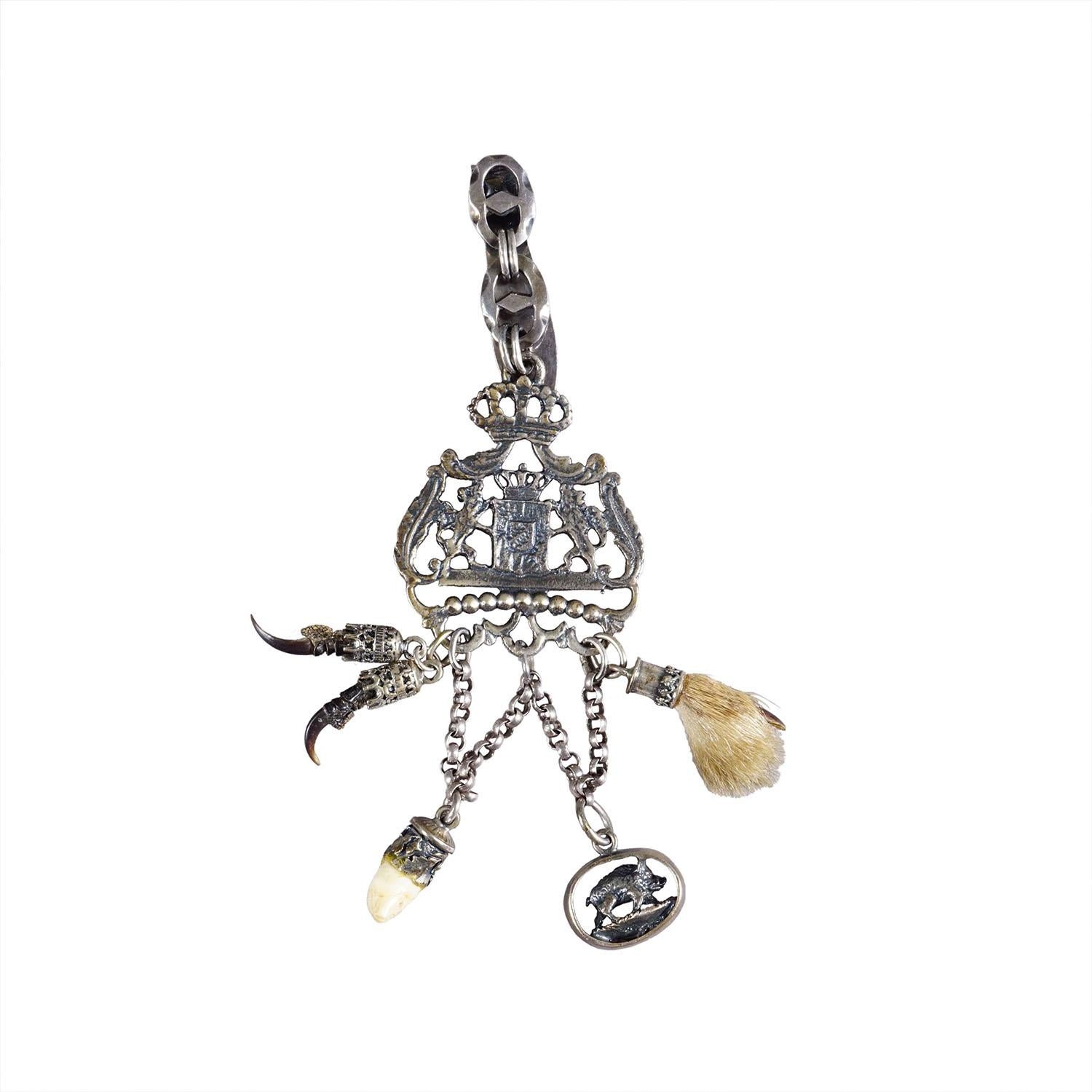 Ciondolo Charivari d'epoca con trofei di caccia, Baviera, 1950 ca.

Un Charivari bavarese della metà del XX secolo. Questo ciondolo Charivari antico finemente lavorato presenta un elemento araldico decorativo nella parte superiore, che raffigura uno