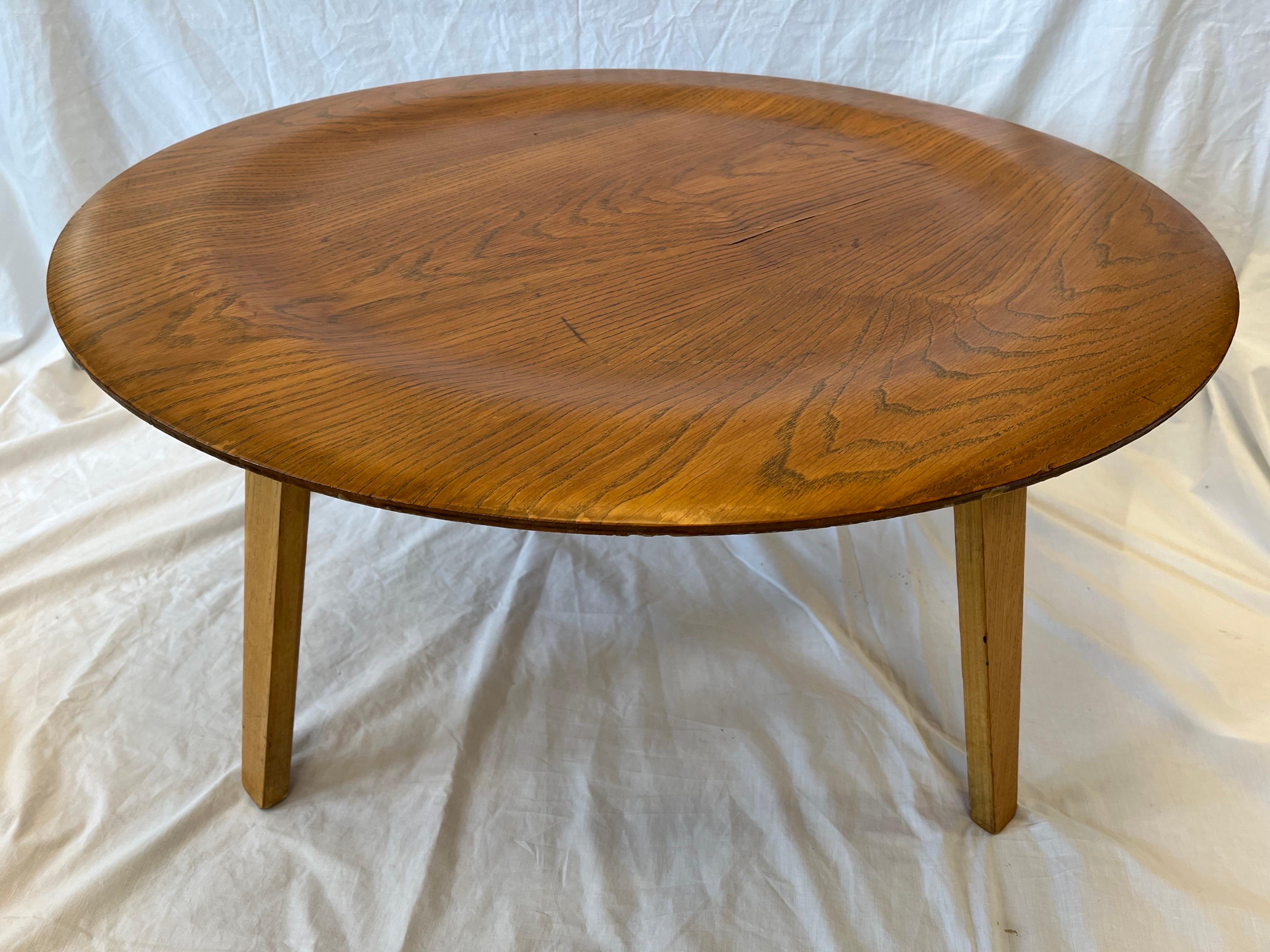 Vintage Charles Eames CTW Molded Plywood Coffee Table circa 1950s Label Verso In Distressed Condition In Atlanta, GA