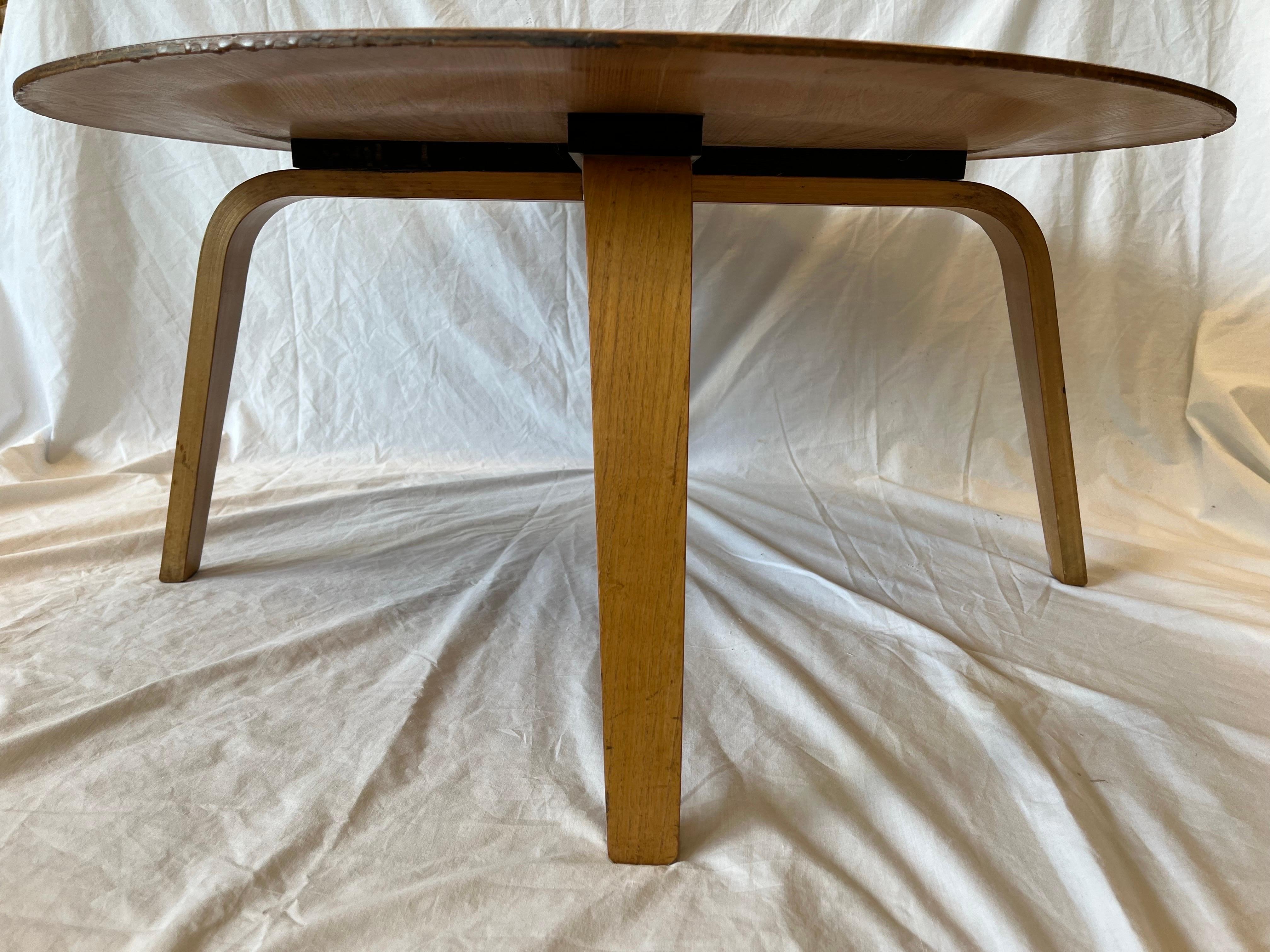 Bois Table basse en contreplaqué moulé Charles Eames CTW Circa 1950's Label Verso
